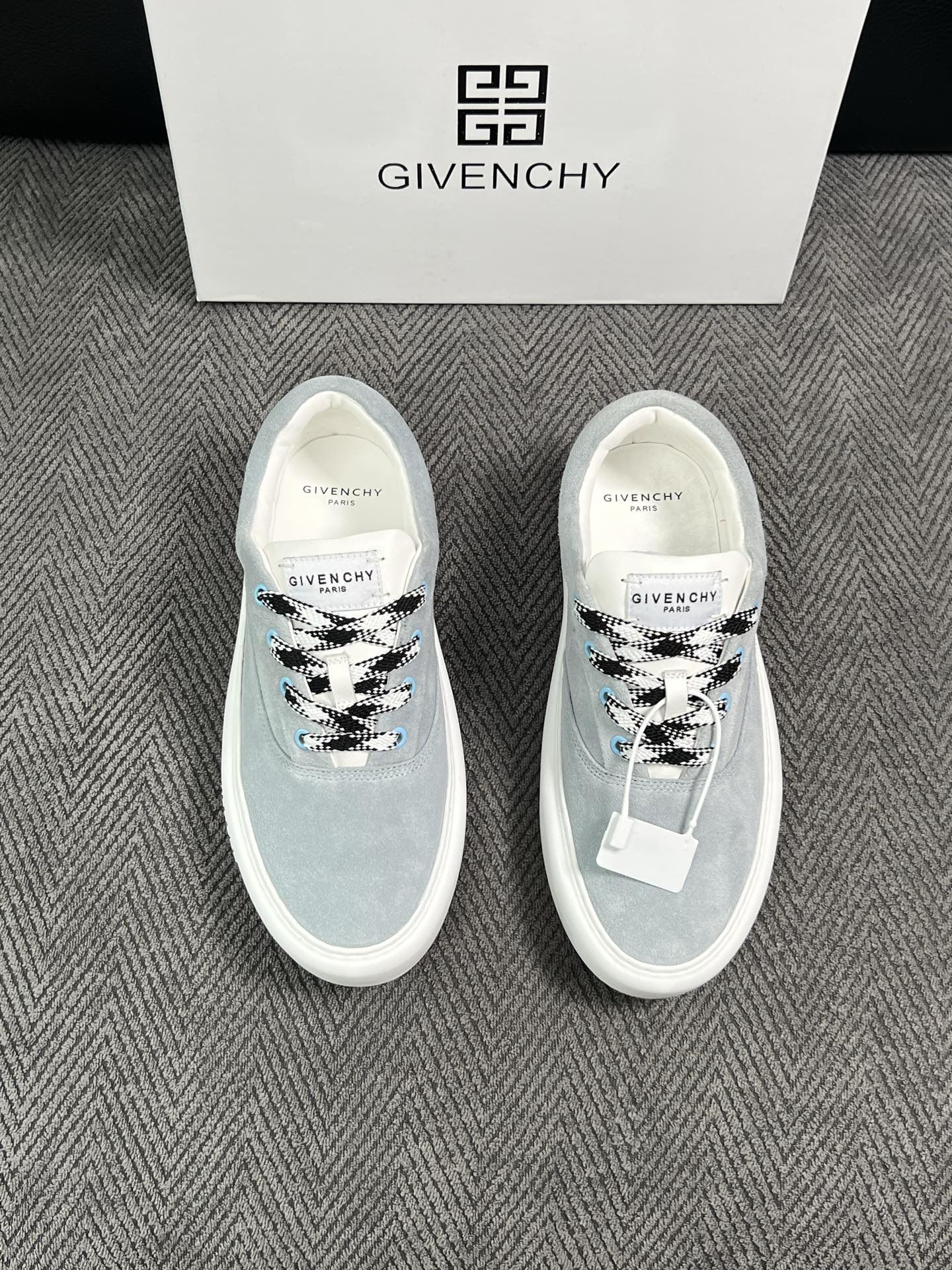 Givenchy 高品质  顶级工艺品  纪梵希  专柜同步原厂配置，意大利进口牛皮搭配面料，全鞋配件私模打造，柔软舒适