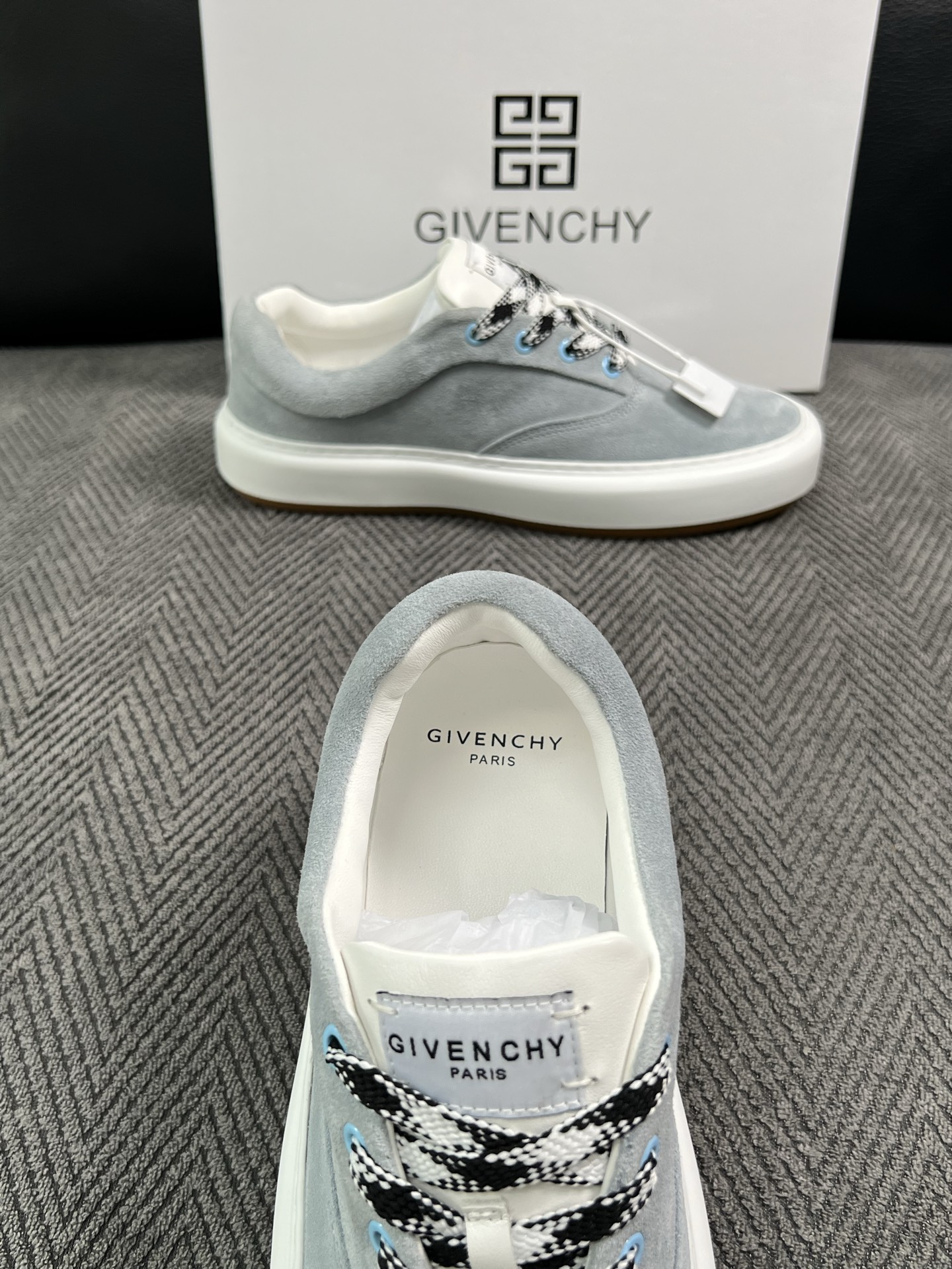 Givenchy 高品质  顶级工艺品  纪梵希  专柜同步原厂配置，意大利进口牛皮搭配面料，全鞋配件私模打造，柔软舒适