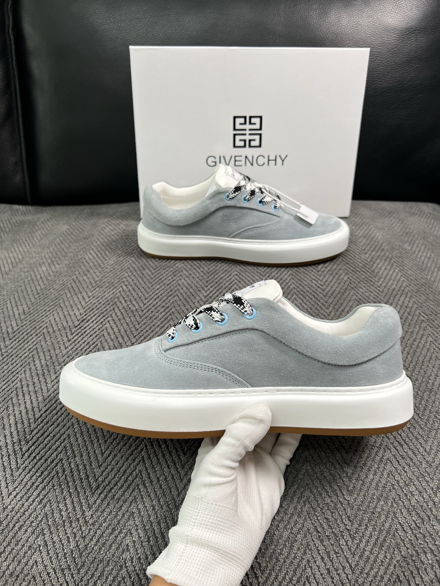 Givenchy 高品质  顶级工艺品  纪梵希  专柜同步原厂配置，意大利进口牛皮搭配面料，全鞋配件私模打造，柔软舒适