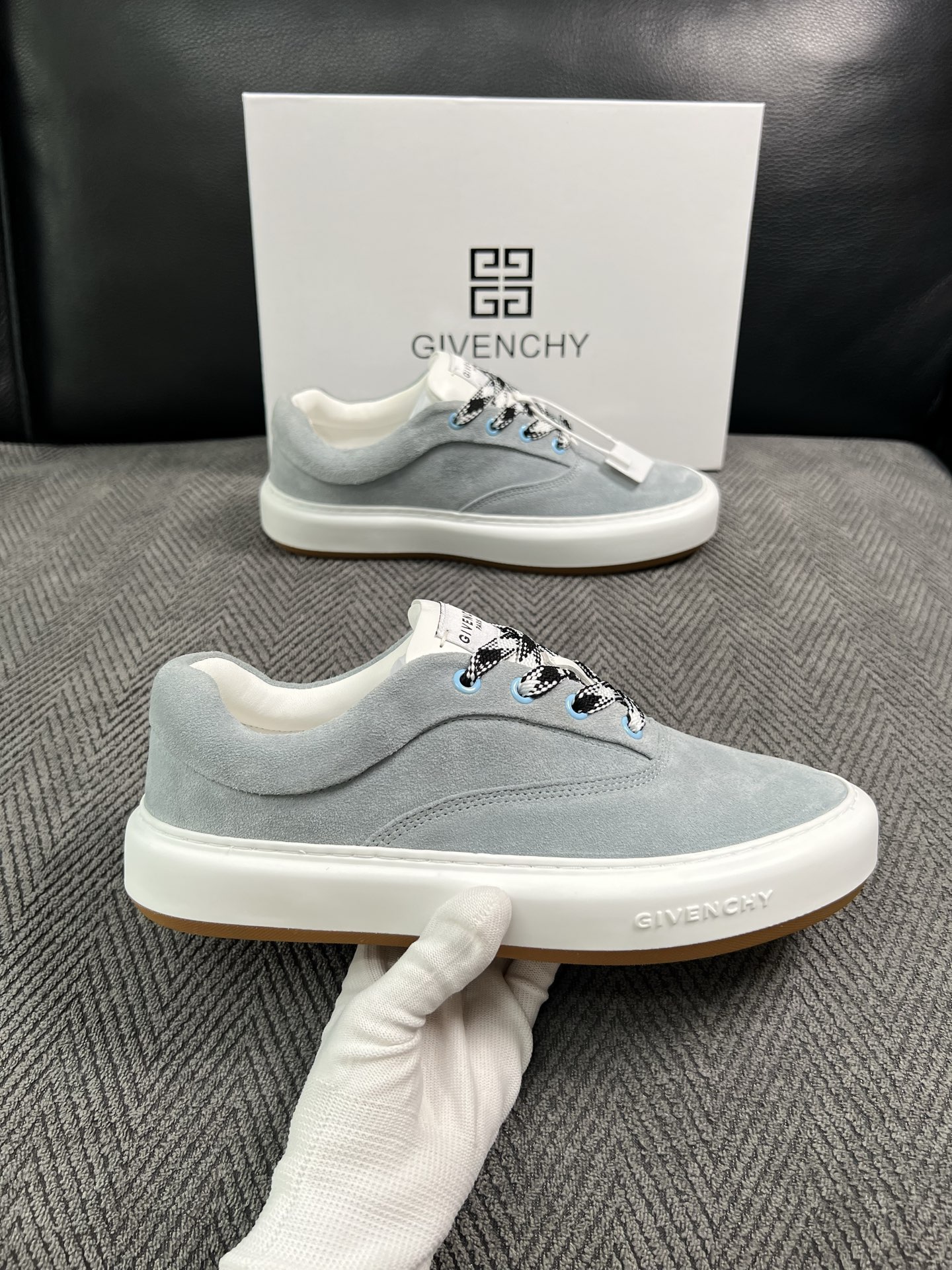 Givenchy 高品质  顶级工艺品  纪梵希  专柜同步原厂配置，意大利进口牛皮搭配面料，全鞋配件私模打造，柔软舒适