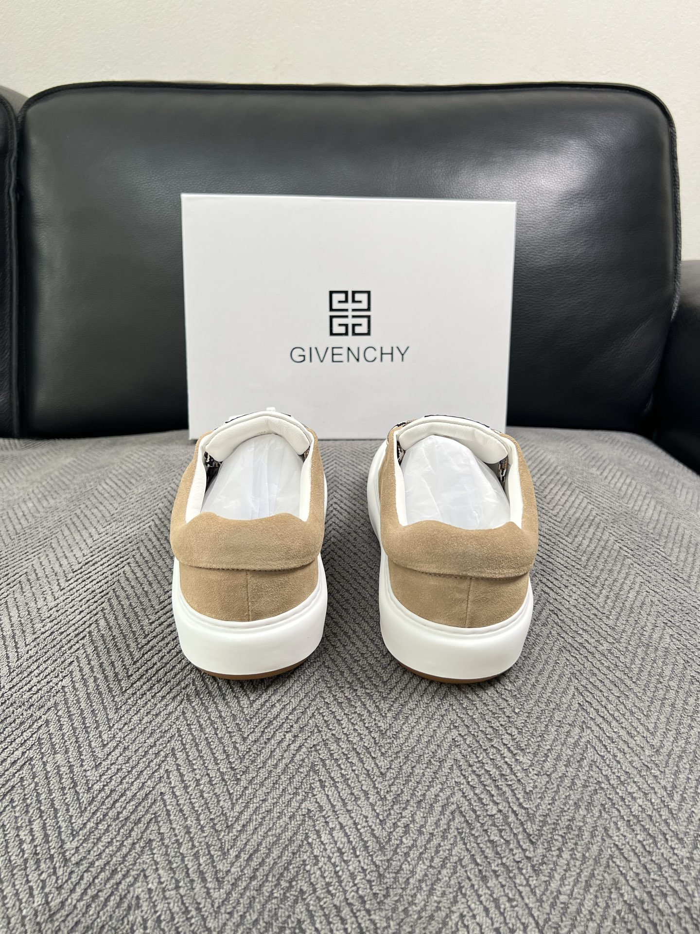 Givenchy 高品质  顶级工艺品  纪梵希  专柜同步原厂配置，意大利进口牛皮搭配面料，全鞋配件私模打造，柔软舒适