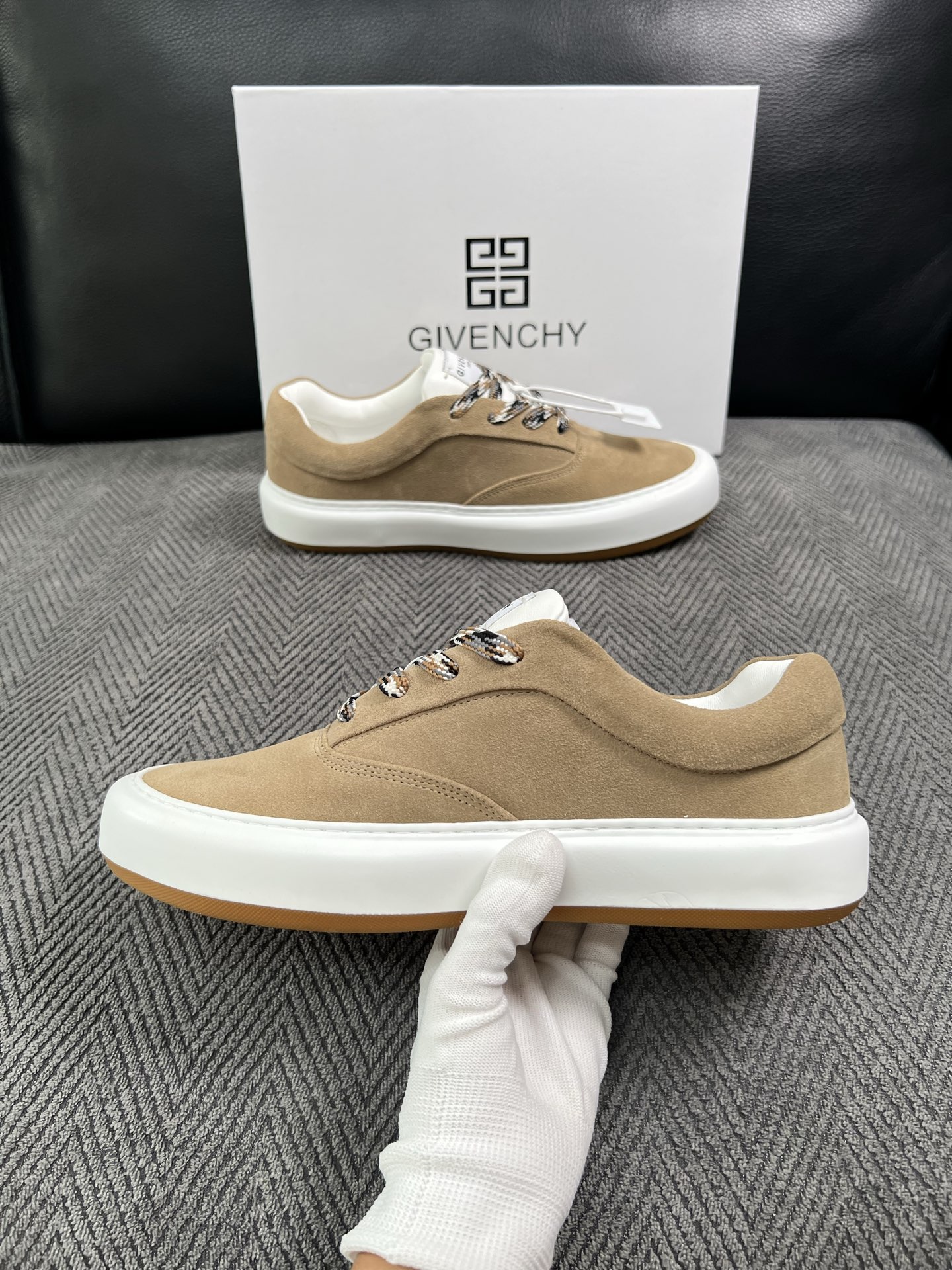 Givenchy 高品质  顶级工艺品  纪梵希  专柜同步原厂配置，意大利进口牛皮搭配面料，全鞋配件私模打造，柔软舒适