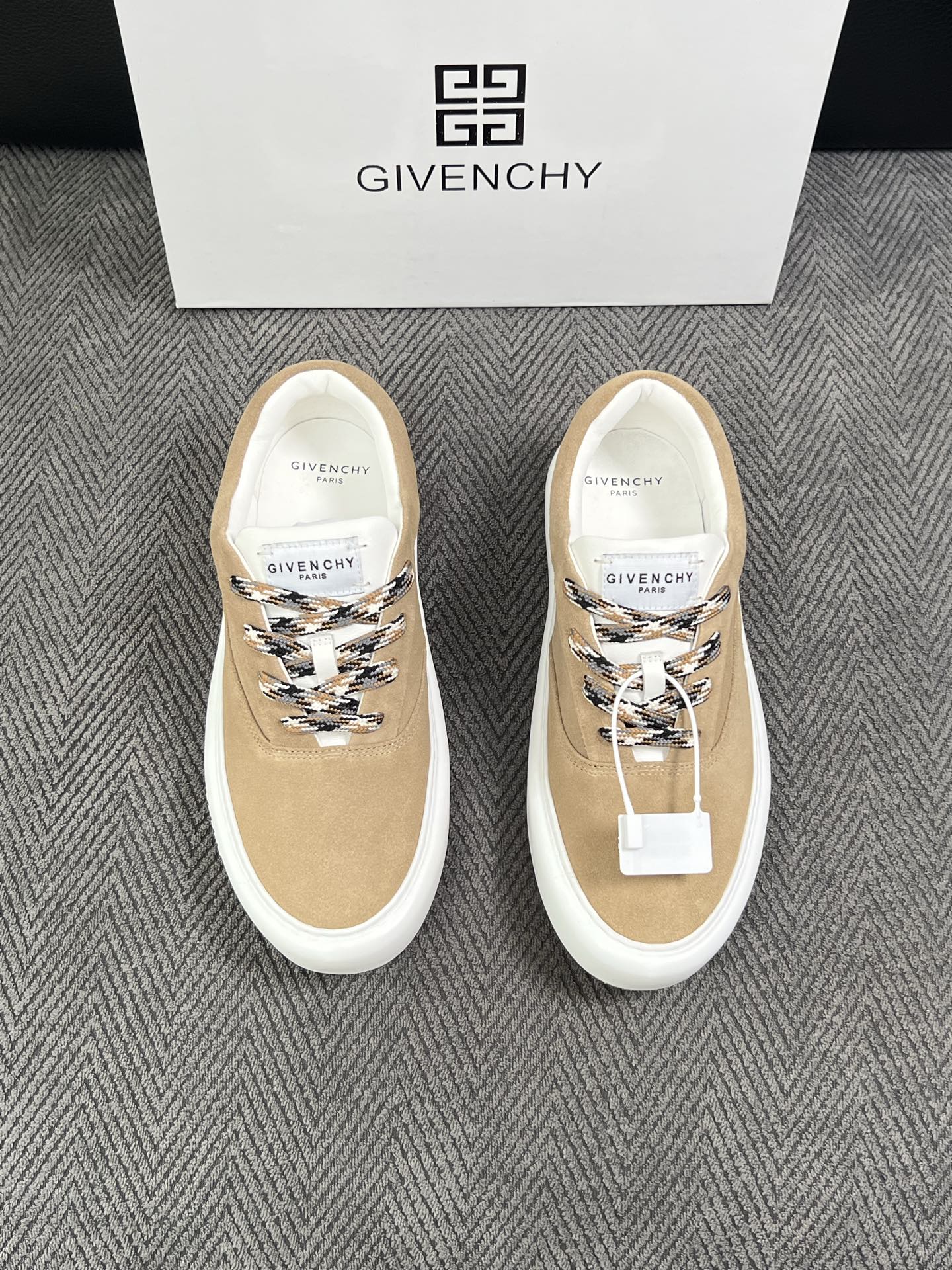 Givenchy 高品质  顶级工艺品  纪梵希  专柜同步原厂配置，意大利进口牛皮搭配面料，全鞋配件私模打造，柔软舒适