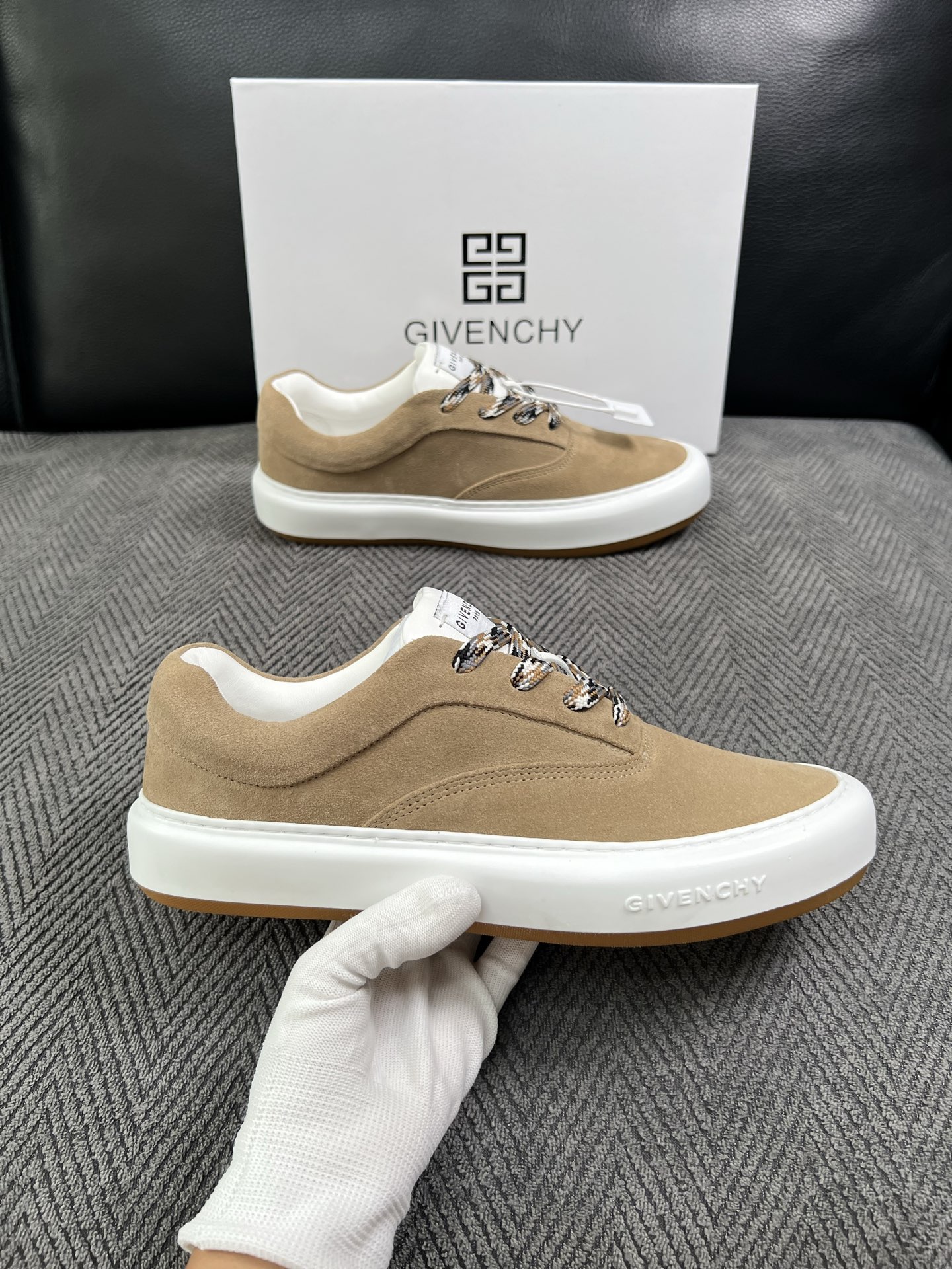 Givenchy 高品质  顶级工艺品  纪梵希  专柜同步原厂配置，意大利进口牛皮搭配面料，全鞋配件私模打造，柔软舒适