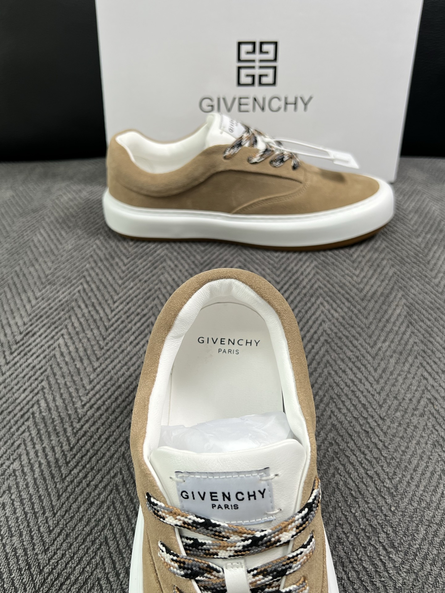Givenchy 高品质  顶级工艺品  纪梵希  专柜同步原厂配置，意大利进口牛皮搭配面料，全鞋配件私模打造，柔软舒适