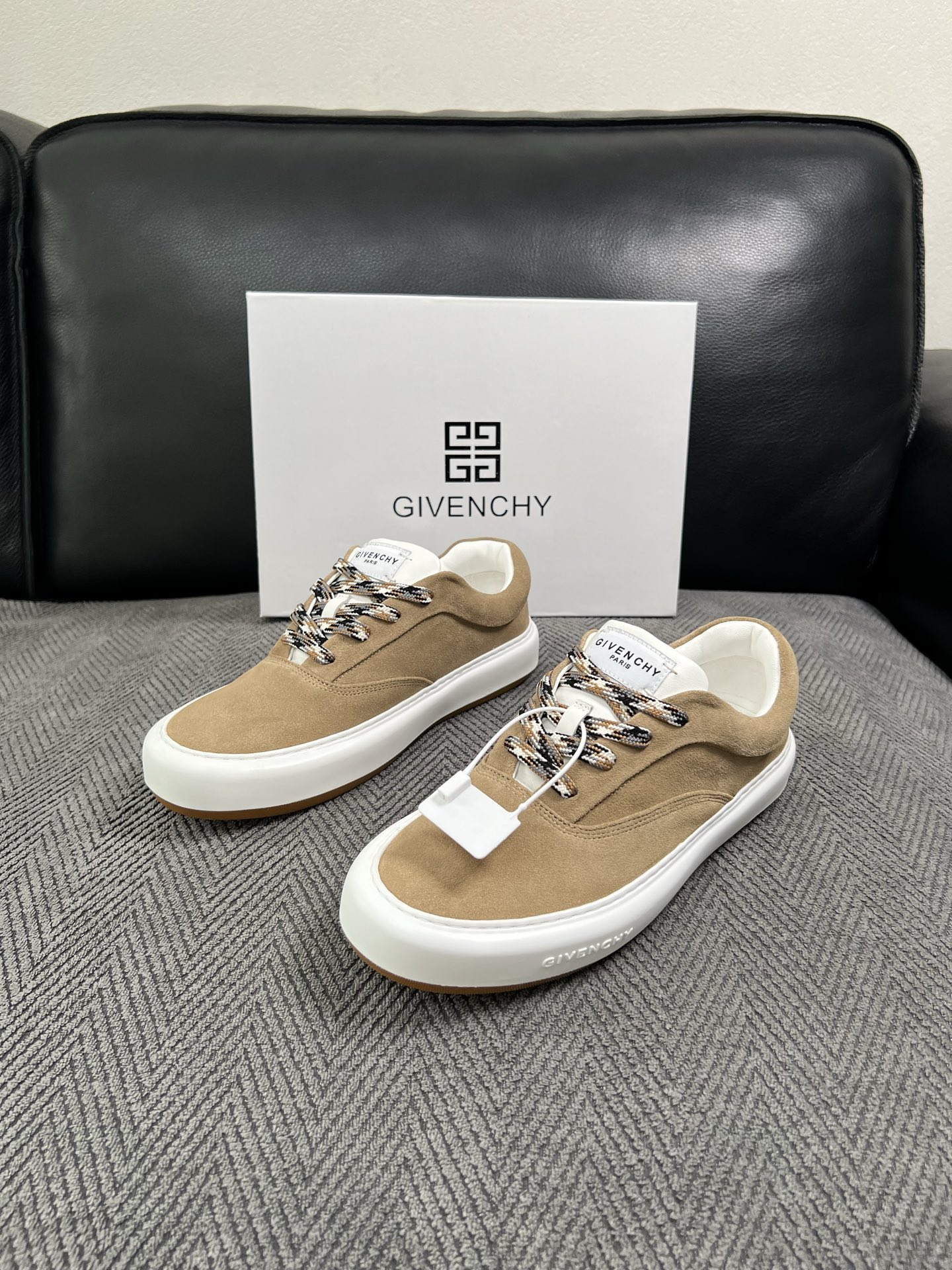 Givenchy 高品质  顶级工艺品  纪梵希  专柜同步原厂配置，意大利进口牛皮搭配面料，全鞋配件私模打造，柔软舒适