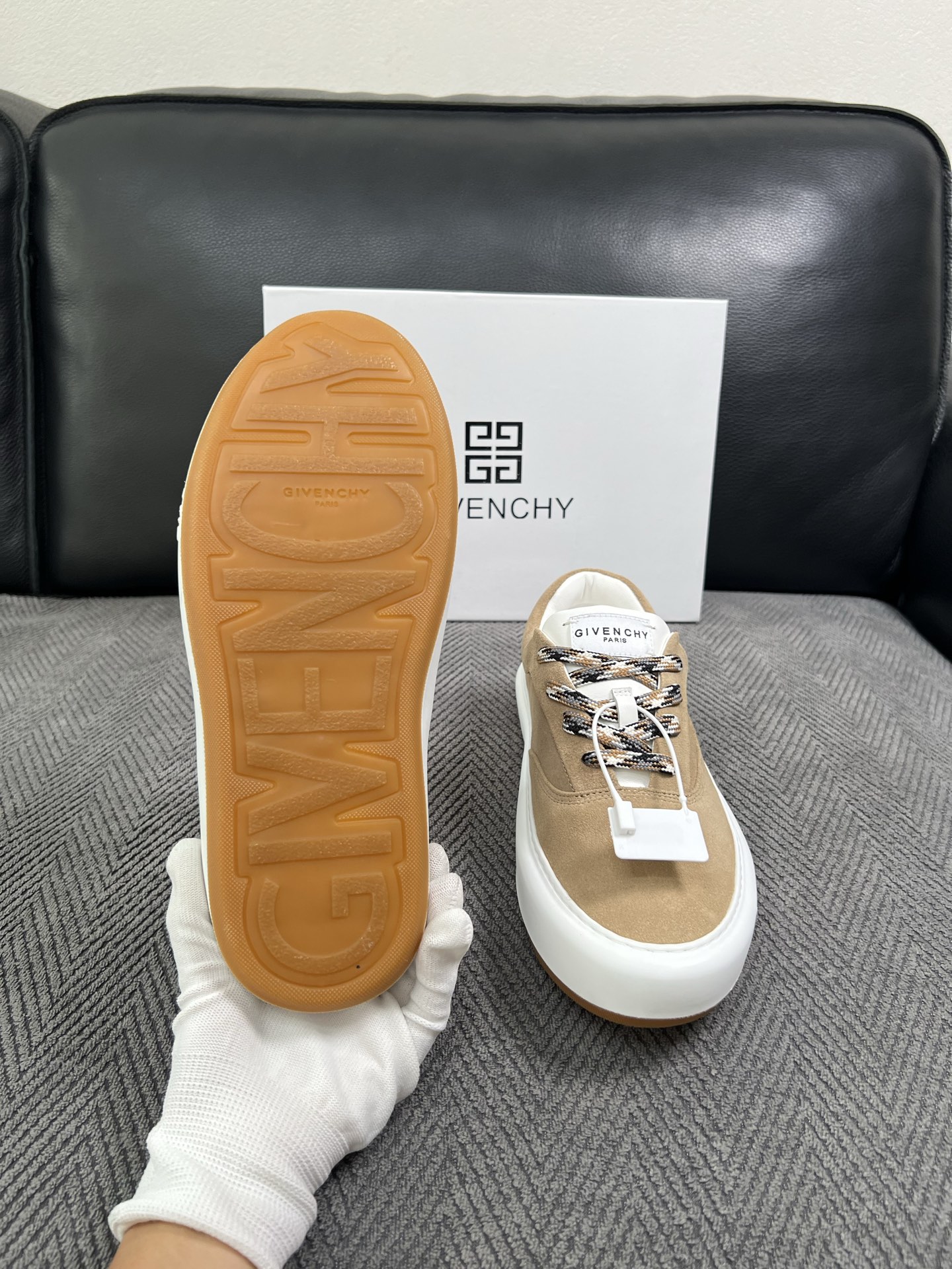 Givenchy 高品质  顶级工艺品  纪梵希  专柜同步原厂配置，意大利进口牛皮搭配面料，全鞋配件私模打造，柔软舒适