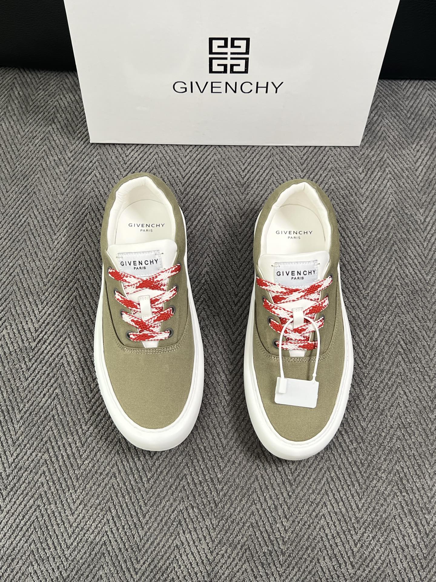 Givenchy 高品质  顶级工艺品  纪梵希  专柜同步原厂配置，意大利进口牛皮搭配面料，全鞋配件私模打造，柔软舒适