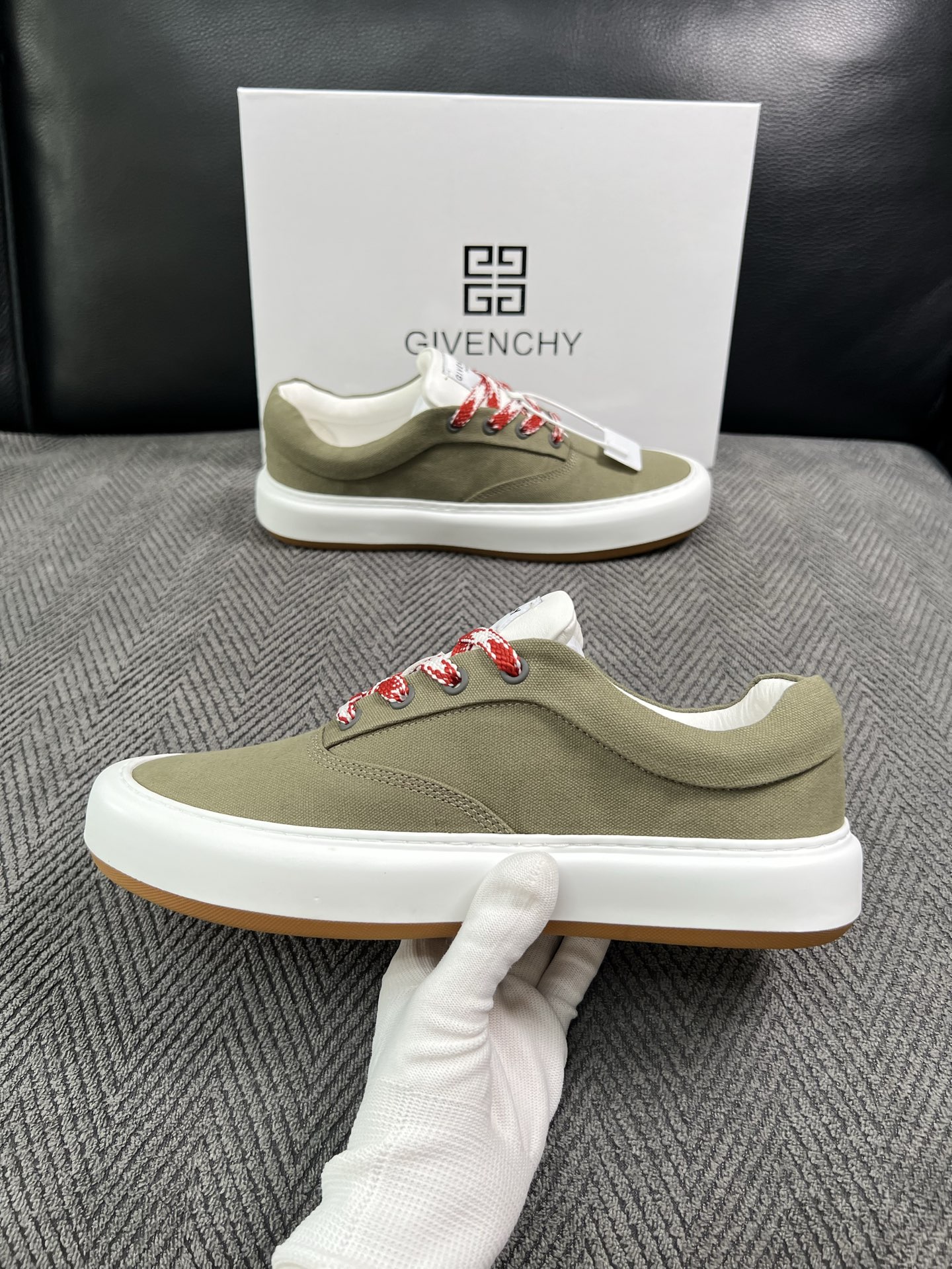 Givenchy 高品质  顶级工艺品  纪梵希  专柜同步原厂配置，意大利进口牛皮搭配面料，全鞋配件私模打造，柔软舒适