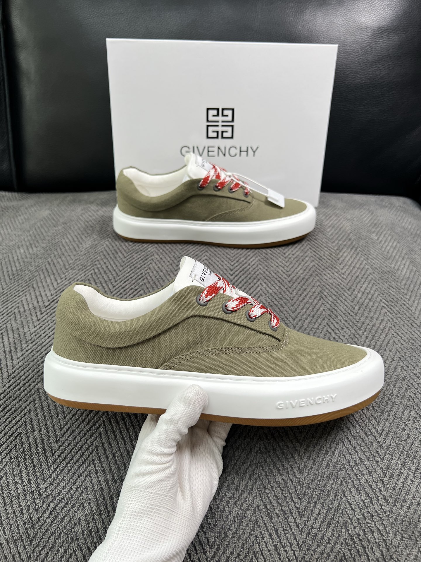 Givenchy 高品质  顶级工艺品  纪梵希  专柜同步原厂配置，意大利进口牛皮搭配面料，全鞋配件私模打造，柔软舒适
