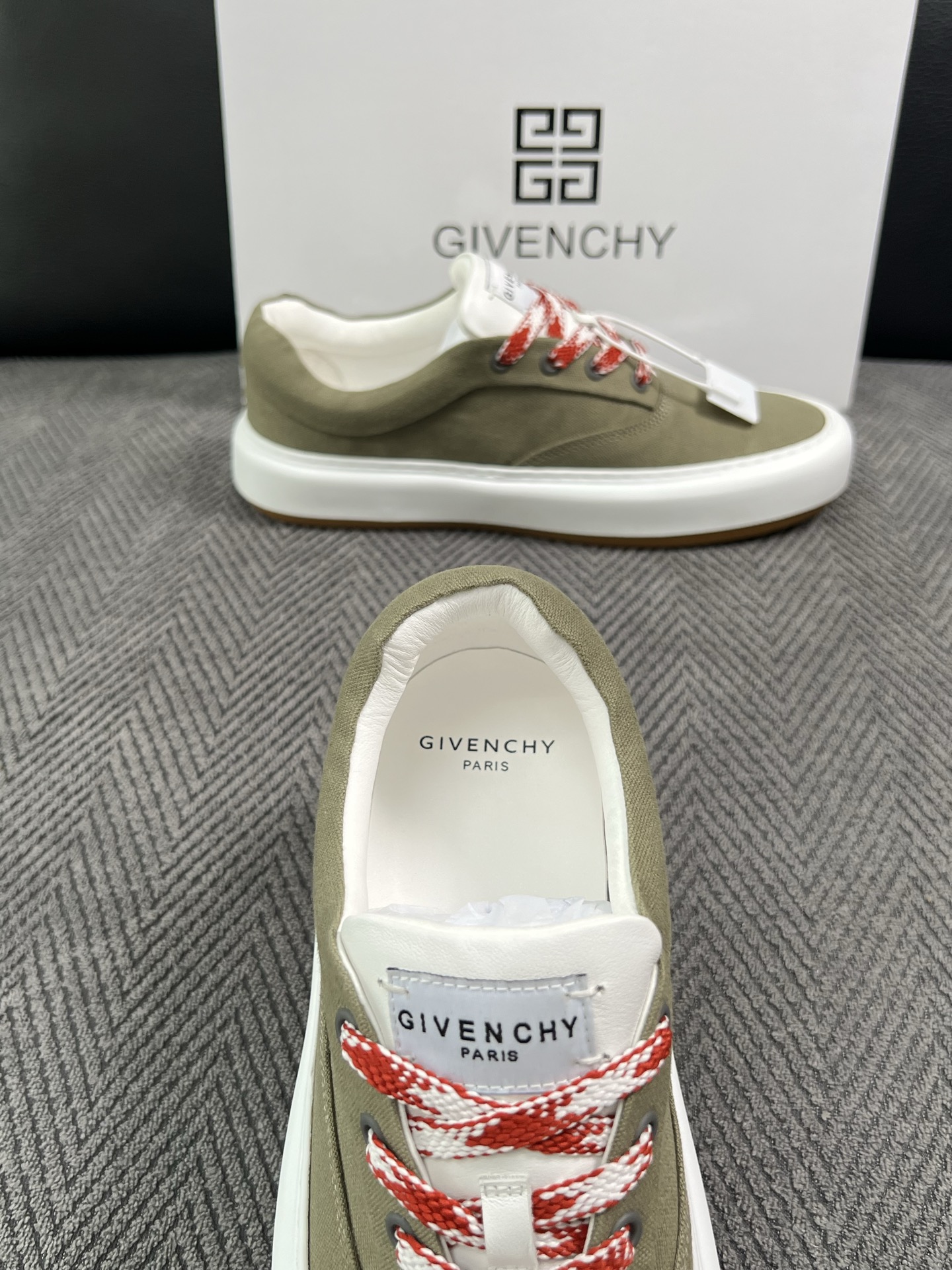 Givenchy 高品质  顶级工艺品  纪梵希  专柜同步原厂配置，意大利进口牛皮搭配面料，全鞋配件私模打造，柔软舒适