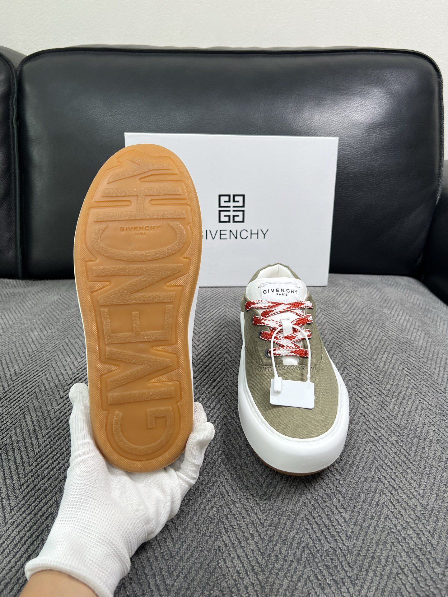 Givenchy 高品质  顶级工艺品  纪梵希  专柜同步原厂配置，意大利进口牛皮搭配面料，全鞋配件私模打造，柔软舒适