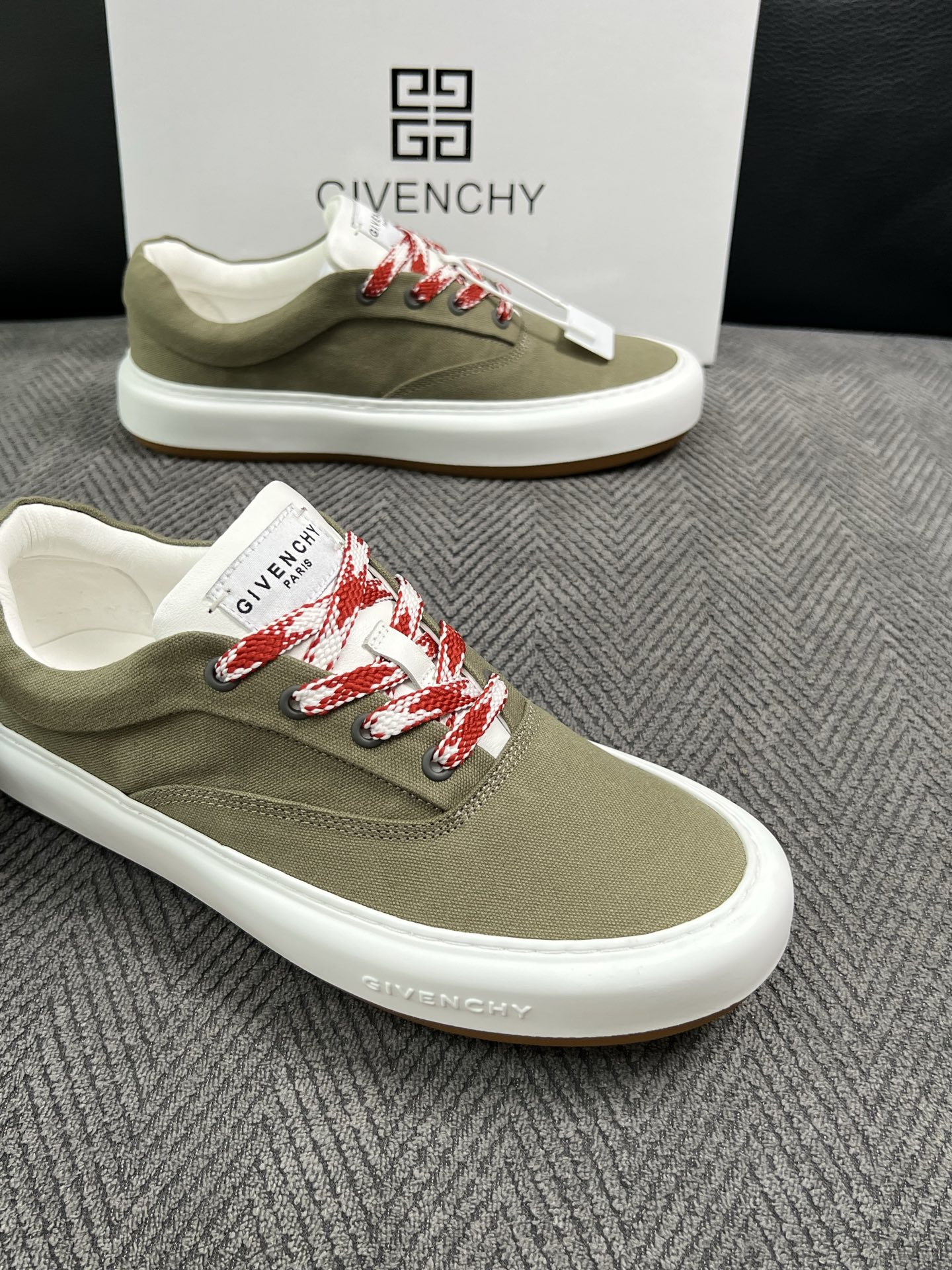 Givenchy 高品质  顶级工艺品  纪梵希  专柜同步原厂配置，意大利进口牛皮搭配面料，全鞋配件私模打造，柔软舒适