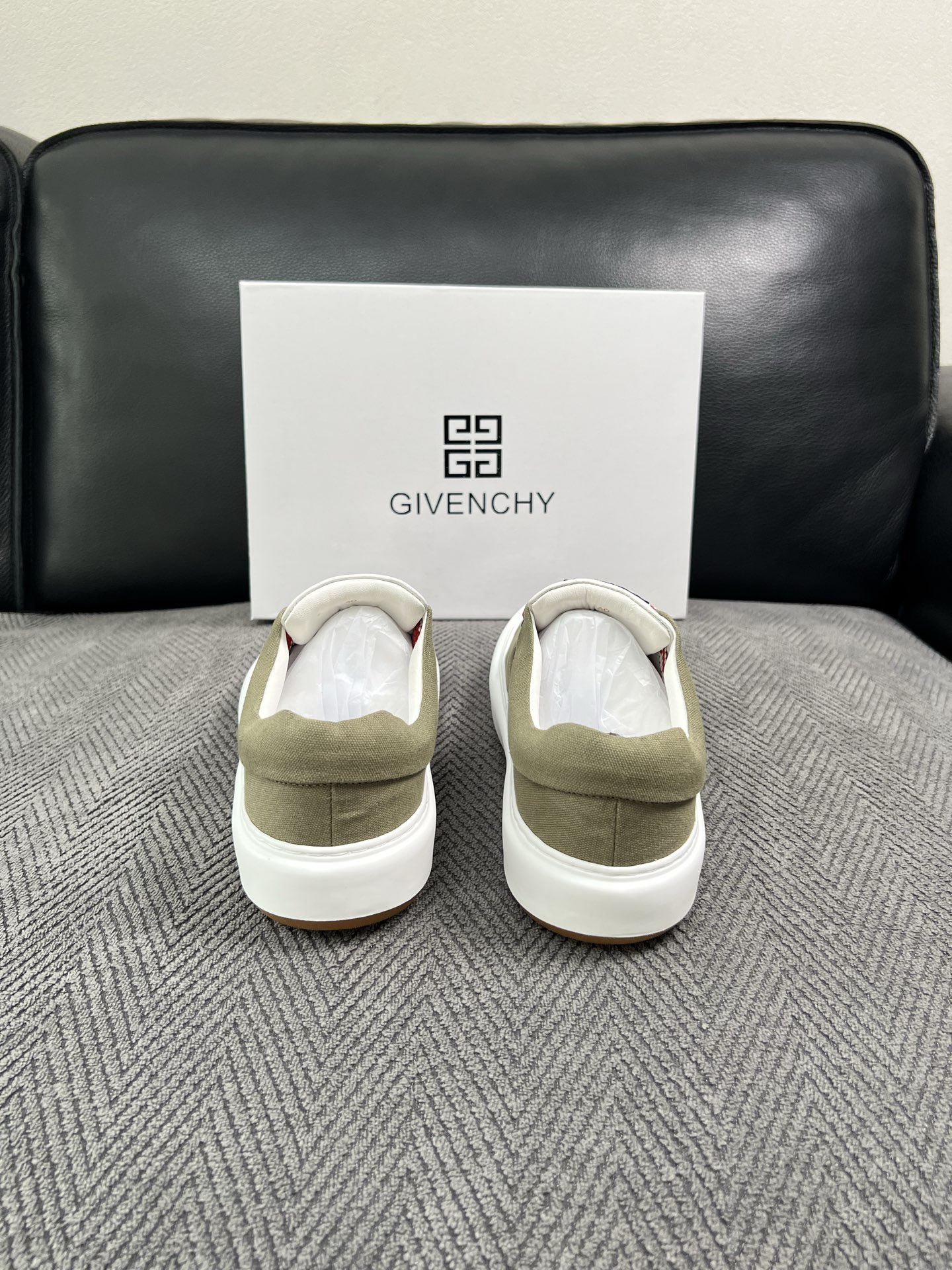 Givenchy 高品质  顶级工艺品  纪梵希  专柜同步原厂配置，意大利进口牛皮搭配面料，全鞋配件私模打造，柔软舒适