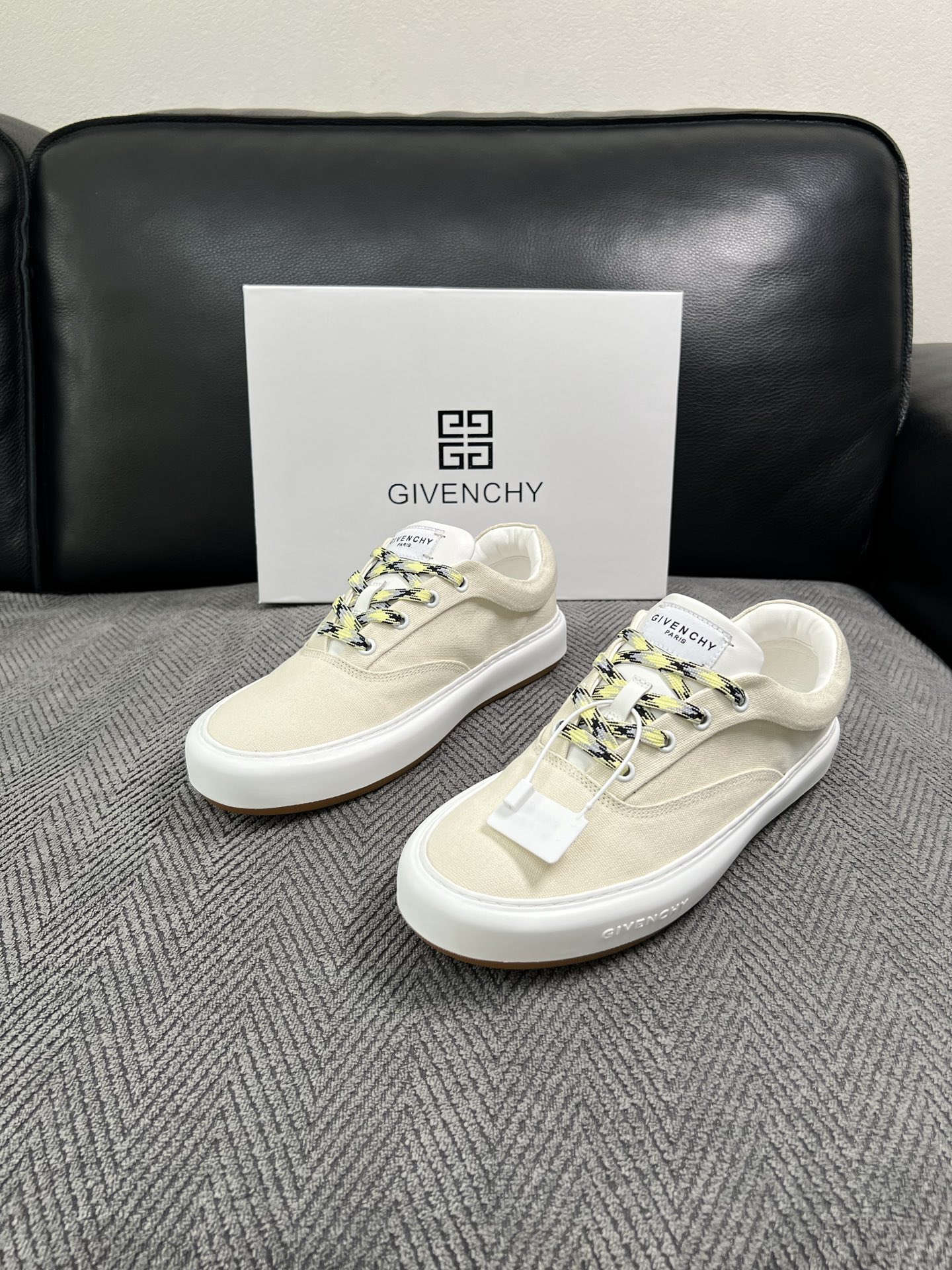 Givenchy 高品质  顶级工艺品  纪梵希  专柜同步原厂配置，意大利进口牛皮搭配面料，全鞋配件私模打造，柔软舒适