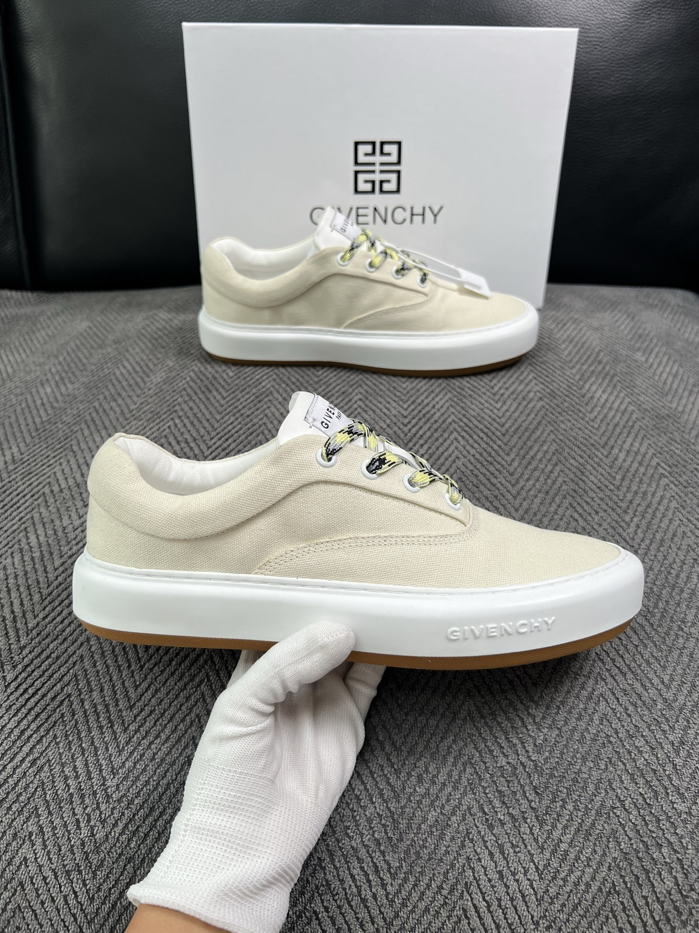 Givenchy 高品质  顶级工艺品  纪梵希  专柜同步原厂配置，意大利进口牛皮搭配面料，全鞋配件私模打造，柔软舒适