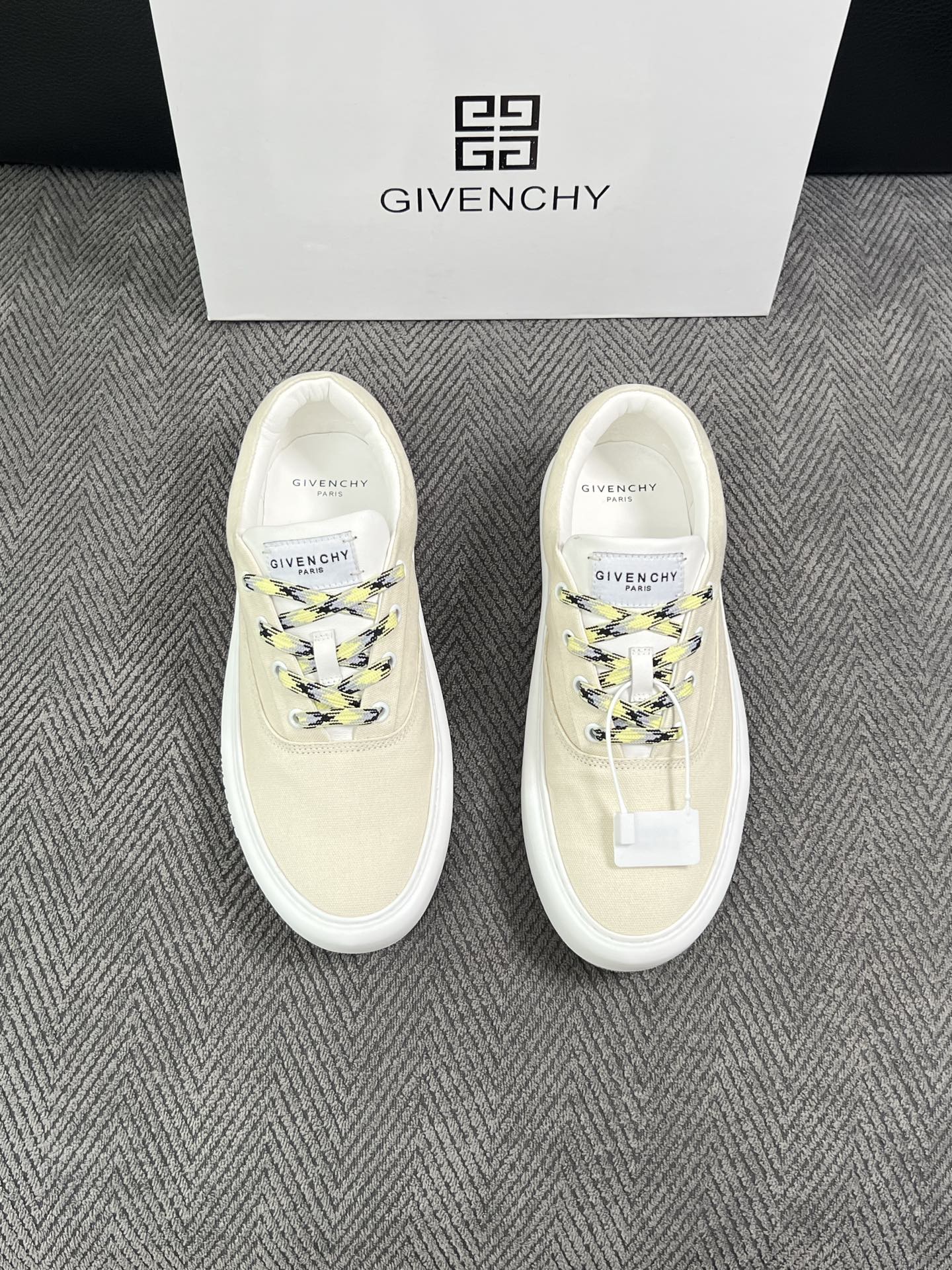 Givenchy 高品质  顶级工艺品  纪梵希  专柜同步原厂配置，意大利进口牛皮搭配面料，全鞋配件私模打造，柔软舒适