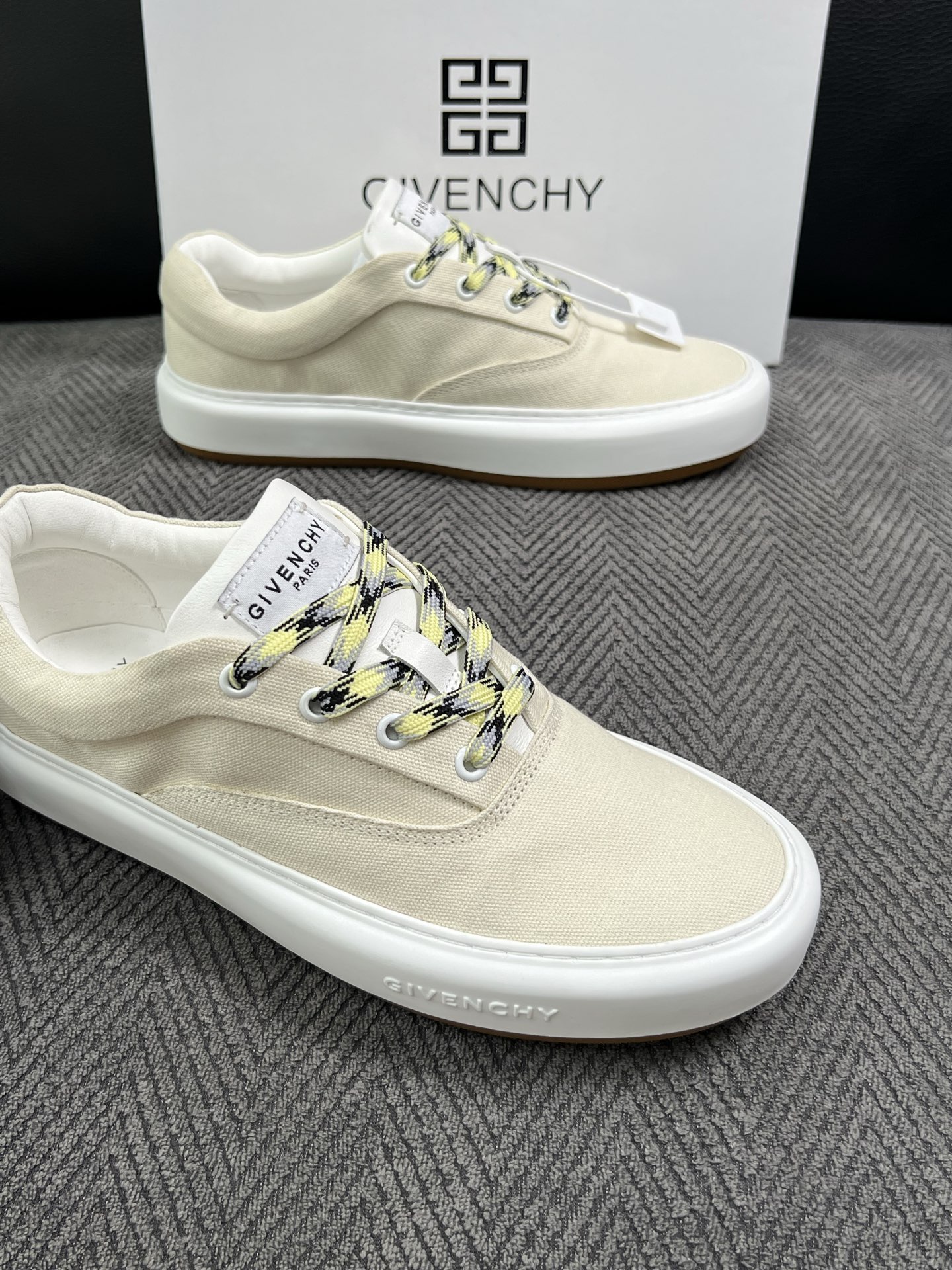 Givenchy 高品质  顶级工艺品  纪梵希  专柜同步原厂配置，意大利进口牛皮搭配面料，全鞋配件私模打造，柔软舒适