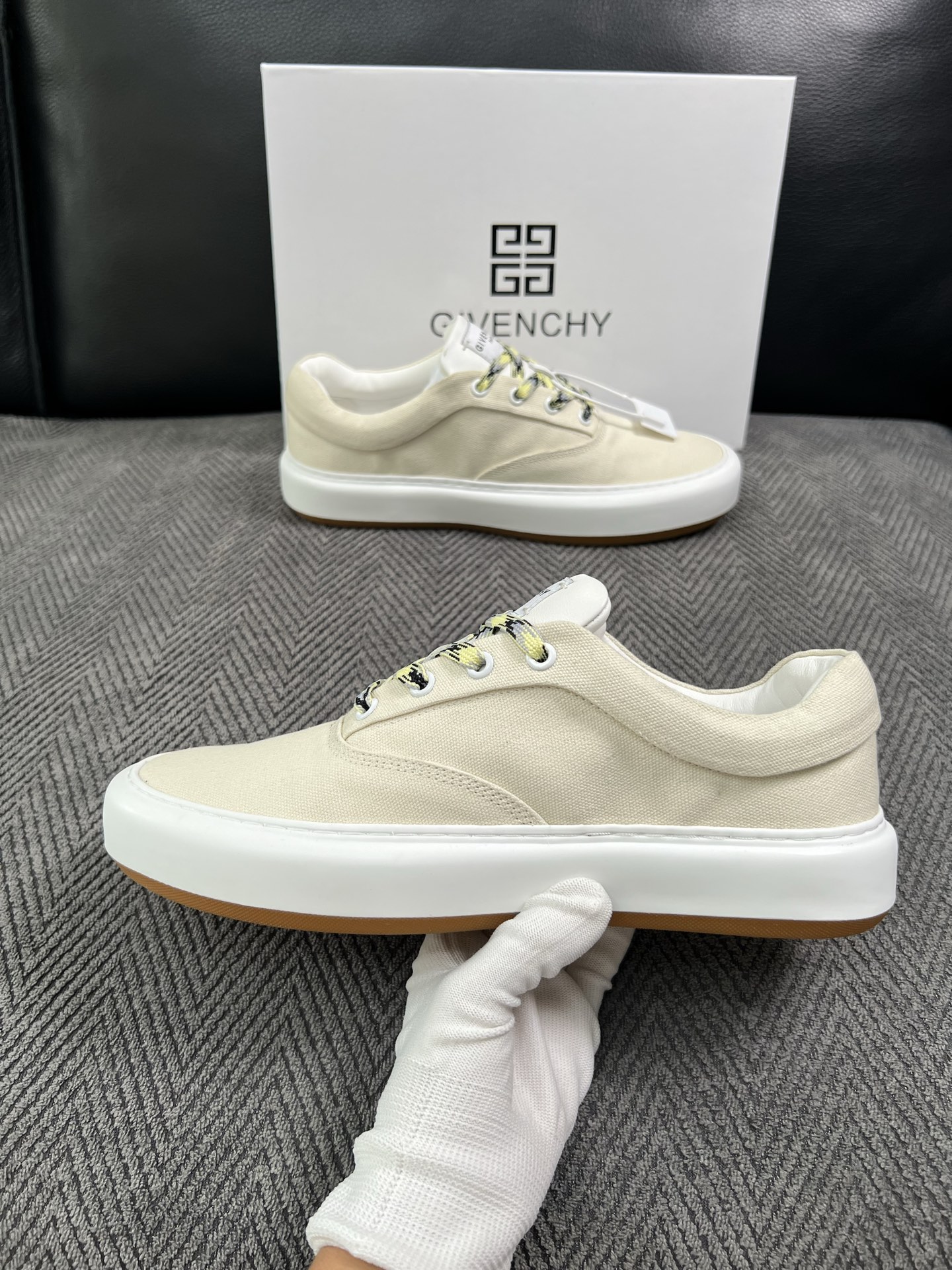 Givenchy 高品质  顶级工艺品  纪梵希  专柜同步原厂配置，意大利进口牛皮搭配面料，全鞋配件私模打造，柔软舒适