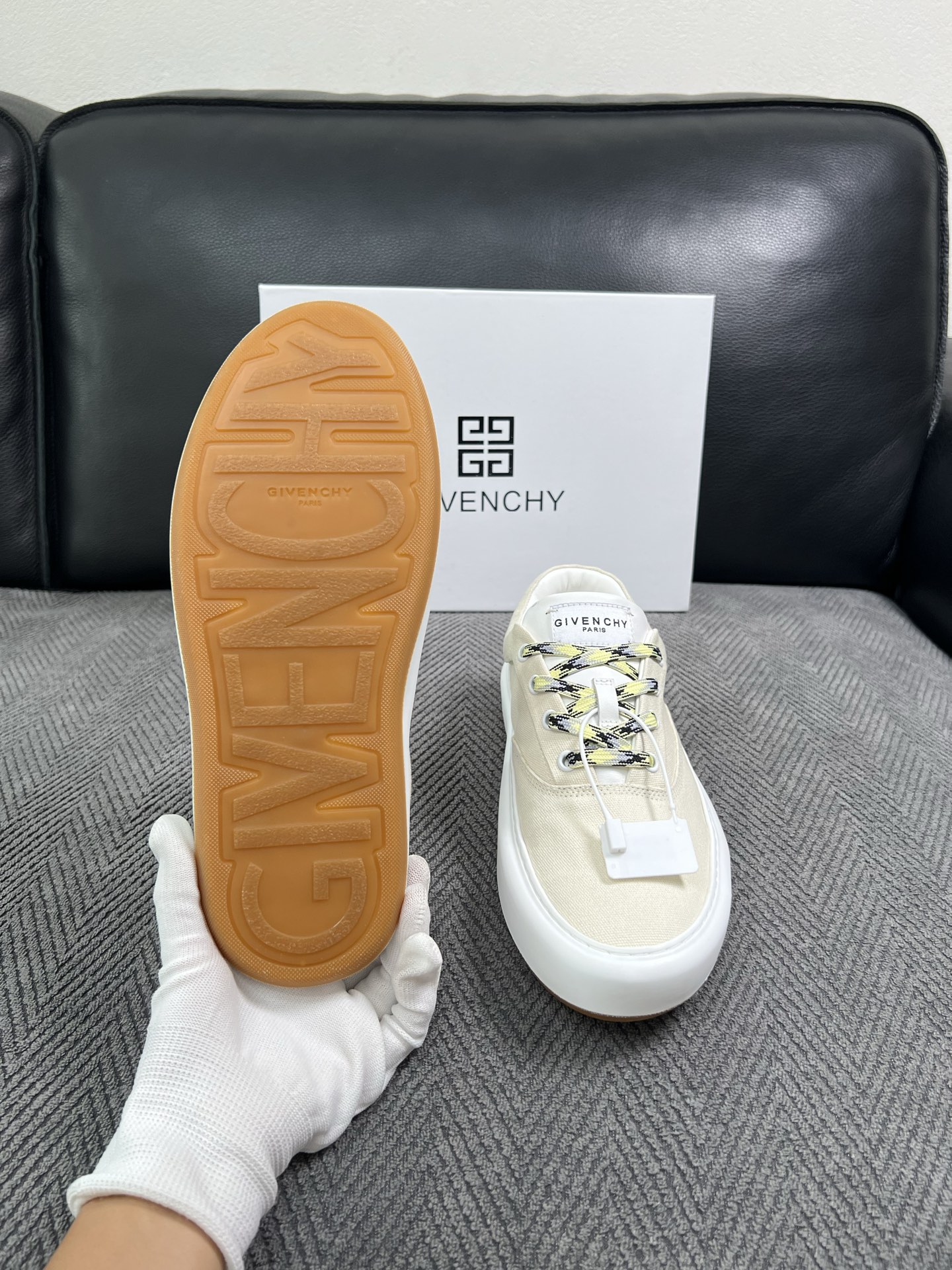 Givenchy 高品质  顶级工艺品  纪梵希  专柜同步原厂配置，意大利进口牛皮搭配面料，全鞋配件私模打造，柔软舒适