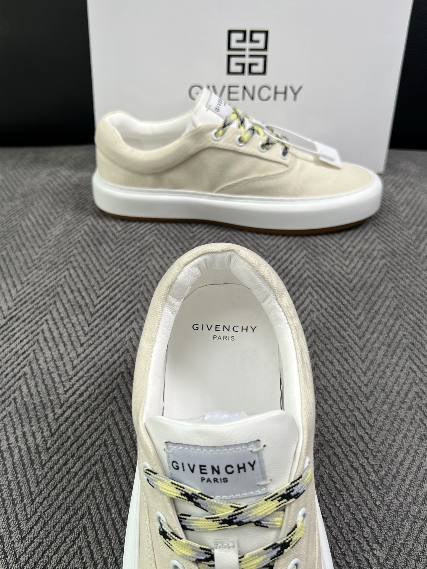 Givenchy 高品质  顶级工艺品  纪梵希  专柜同步原厂配置，意大利进口牛皮搭配面料，全鞋配件私模打造，柔软舒适