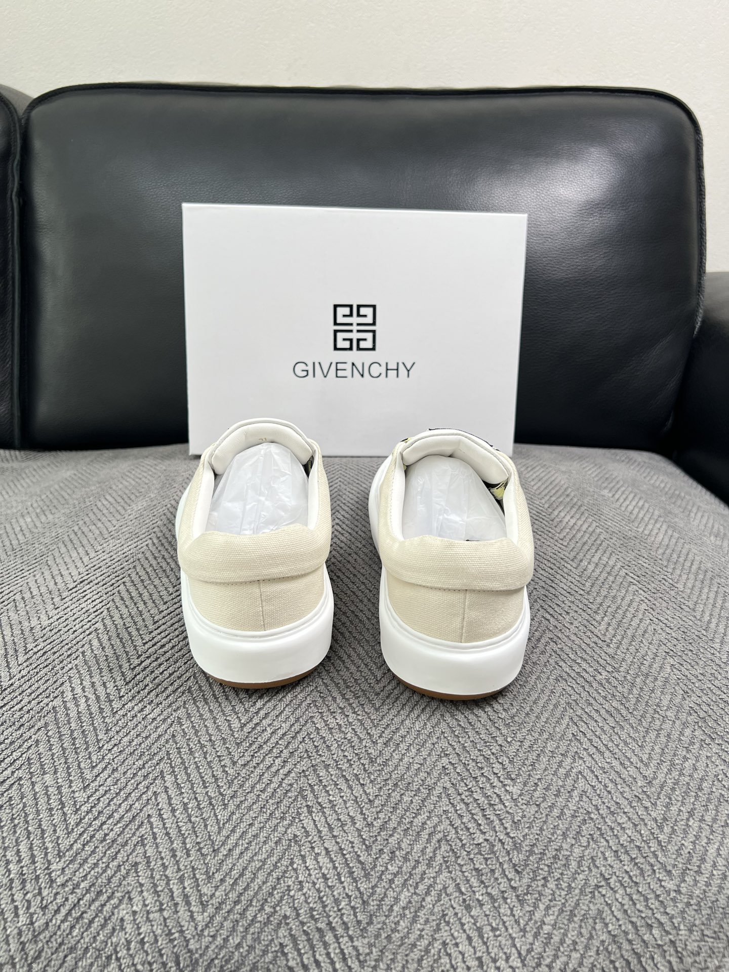 Givenchy 高品质  顶级工艺品  纪梵希  专柜同步原厂配置，意大利进口牛皮搭配面料，全鞋配件私模打造，柔软舒适