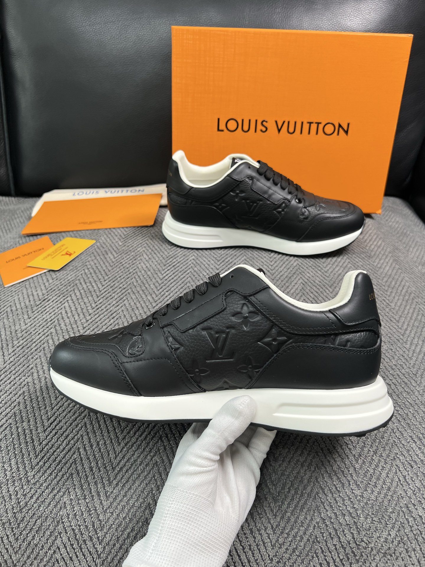 Lv  高品质  顶级工艺品  路易威登 运动板鞋专柜同步原厂配置，鞋面意大利进口，高品质拼接缤纷色彩复杂工艺品，进口牛