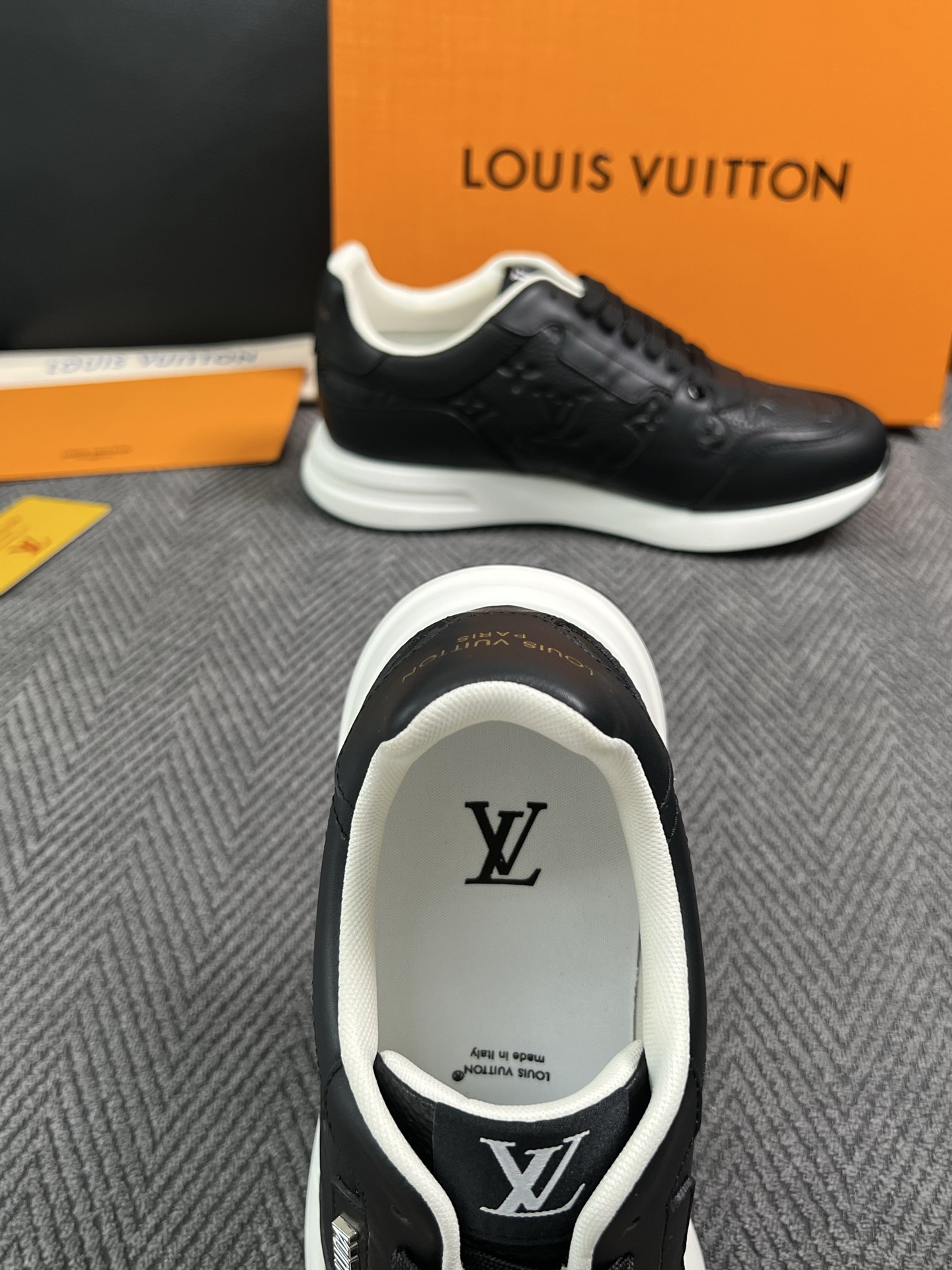 Lv  高品质  顶级工艺品  路易威登 运动板鞋专柜同步原厂配置，鞋面意大利进口，高品质拼接缤纷色彩复杂工艺品，进口牛