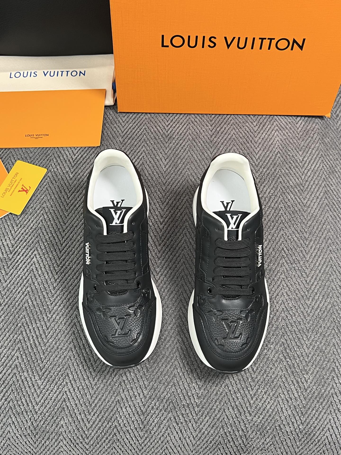 Lv  高品质  顶级工艺品  路易威登 运动板鞋专柜同步原厂配置，鞋面意大利进口，高品质拼接缤纷色彩复杂工艺品，进口牛