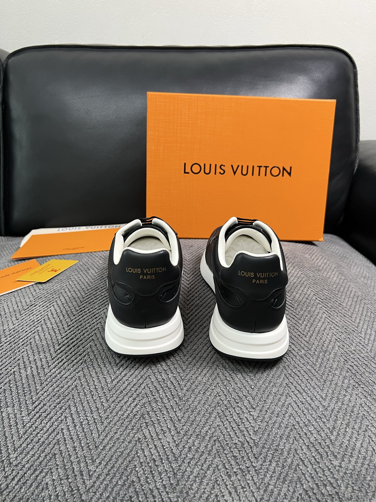 Lv  高品质  顶级工艺品  路易威登 运动板鞋专柜同步原厂配置，鞋面意大利进口，高品质拼接缤纷色彩复杂工艺品，进口牛