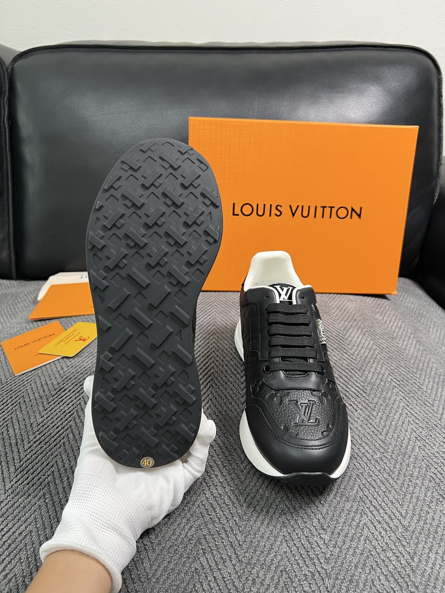 Lv  高品质  顶级工艺品  路易威登 运动板鞋专柜同步原厂配置，鞋面意大利进口，高品质拼接缤纷色彩复杂工艺品，进口牛