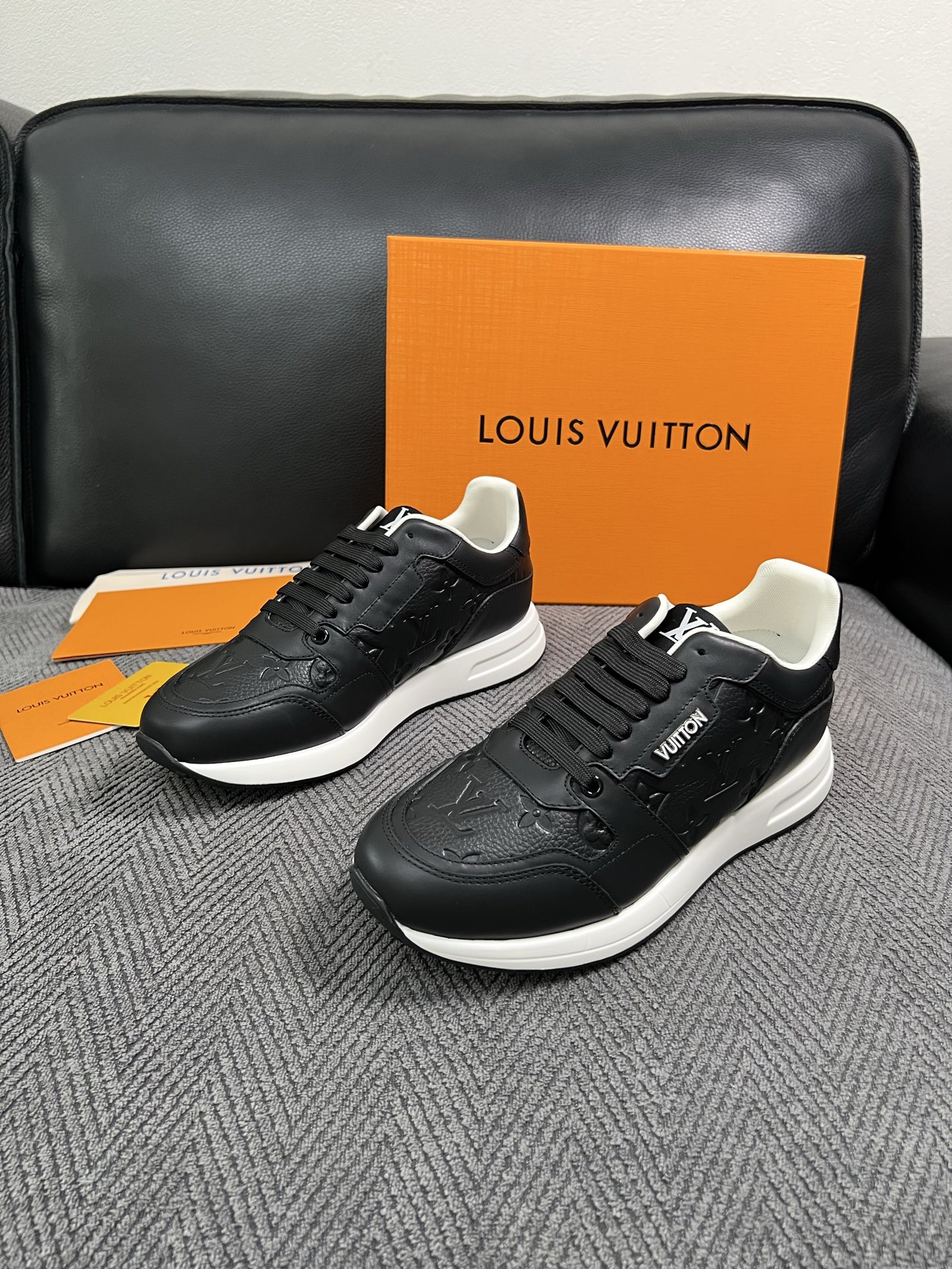 Lv  高品质  顶级工艺品  路易威登 运动板鞋专柜同步原厂配置，鞋面意大利进口，高品质拼接缤纷色彩复杂工艺品，进口牛