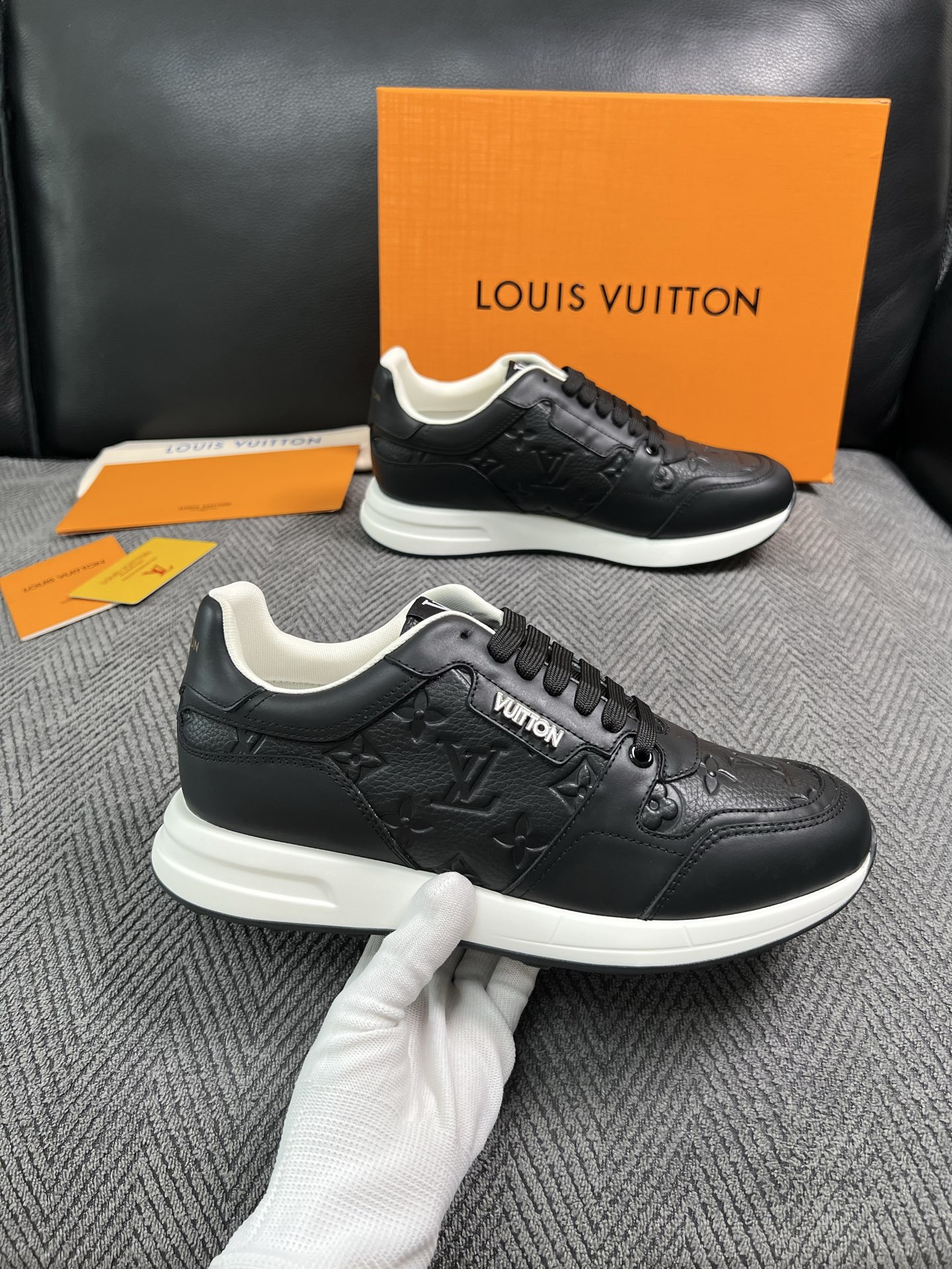 Lv  高品质  顶级工艺品  路易威登 运动板鞋专柜同步原厂配置，鞋面意大利进口，高品质拼接缤纷色彩复杂工艺品，进口牛