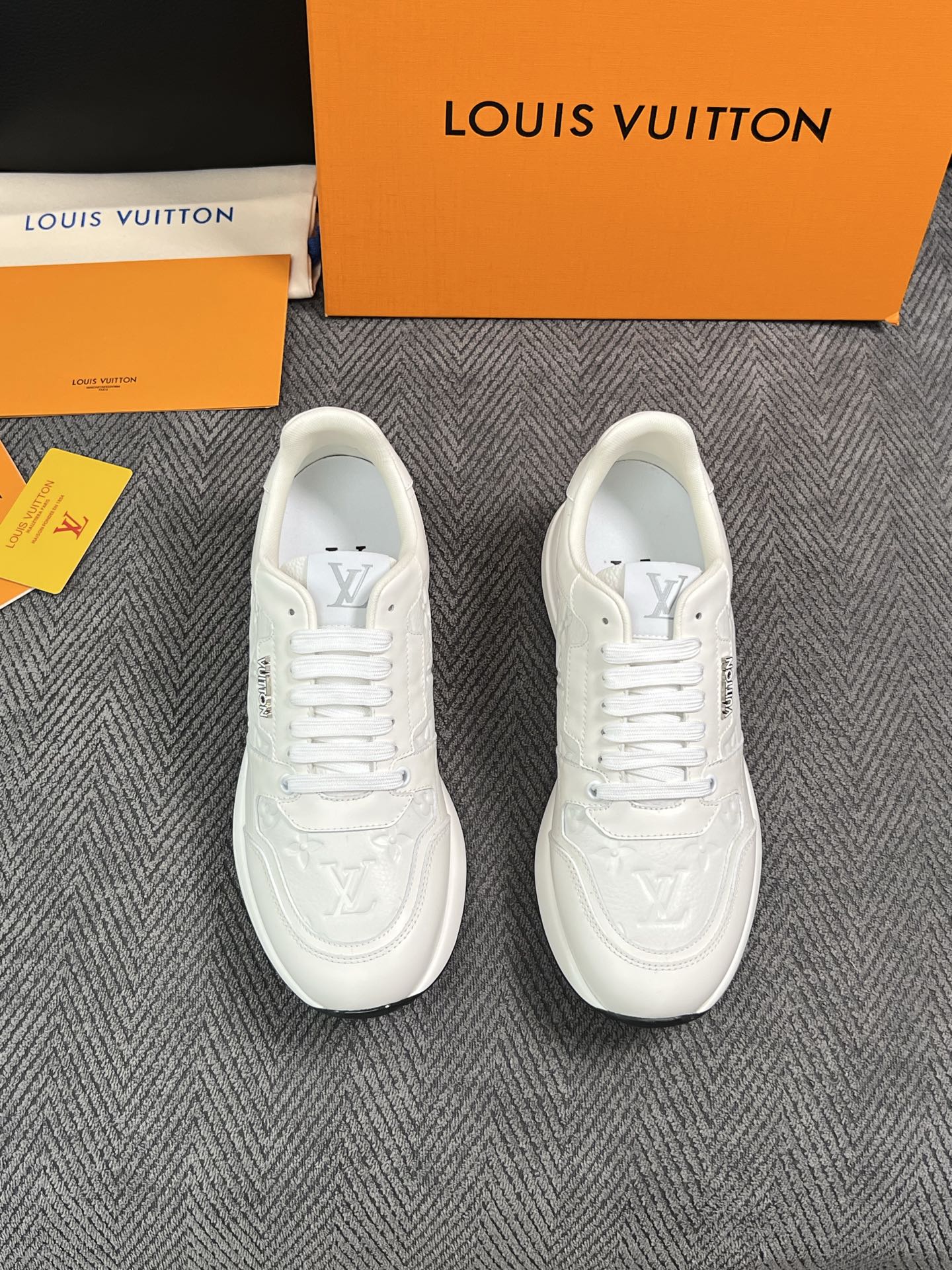 Lv  高品质  顶级工艺品  路易威登 运动板鞋专柜同步原厂配置，鞋面意大利进口，高品质拼接缤纷色彩复杂工艺品，进口牛