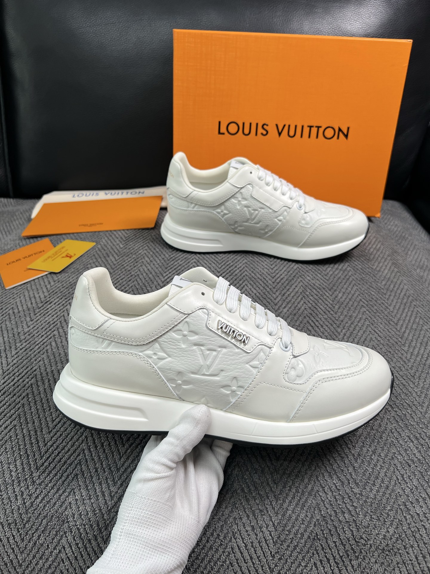 Lv  高品质  顶级工艺品  路易威登 运动板鞋专柜同步原厂配置，鞋面意大利进口，高品质拼接缤纷色彩复杂工艺品，进口牛