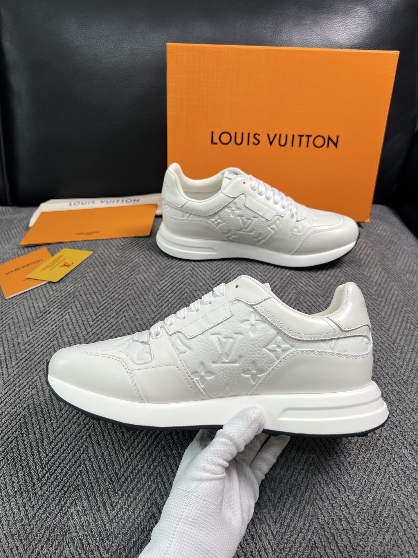 Lv  高品质  顶级工艺品  路易威登 运动板鞋专柜同步原厂配置，鞋面意大利进口，高品质拼接缤纷色彩复杂工艺品，进口牛