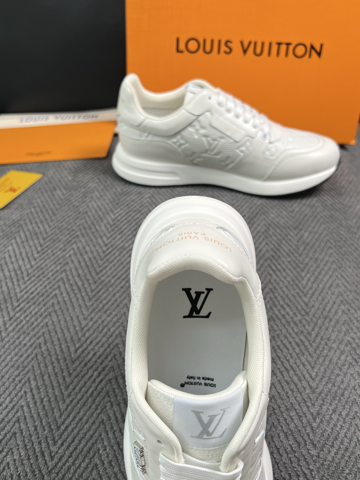 Lv  高品质  顶级工艺品  路易威登 运动板鞋专柜同步原厂配置，鞋面意大利进口，高品质拼接缤纷色彩复杂工艺品，进口牛