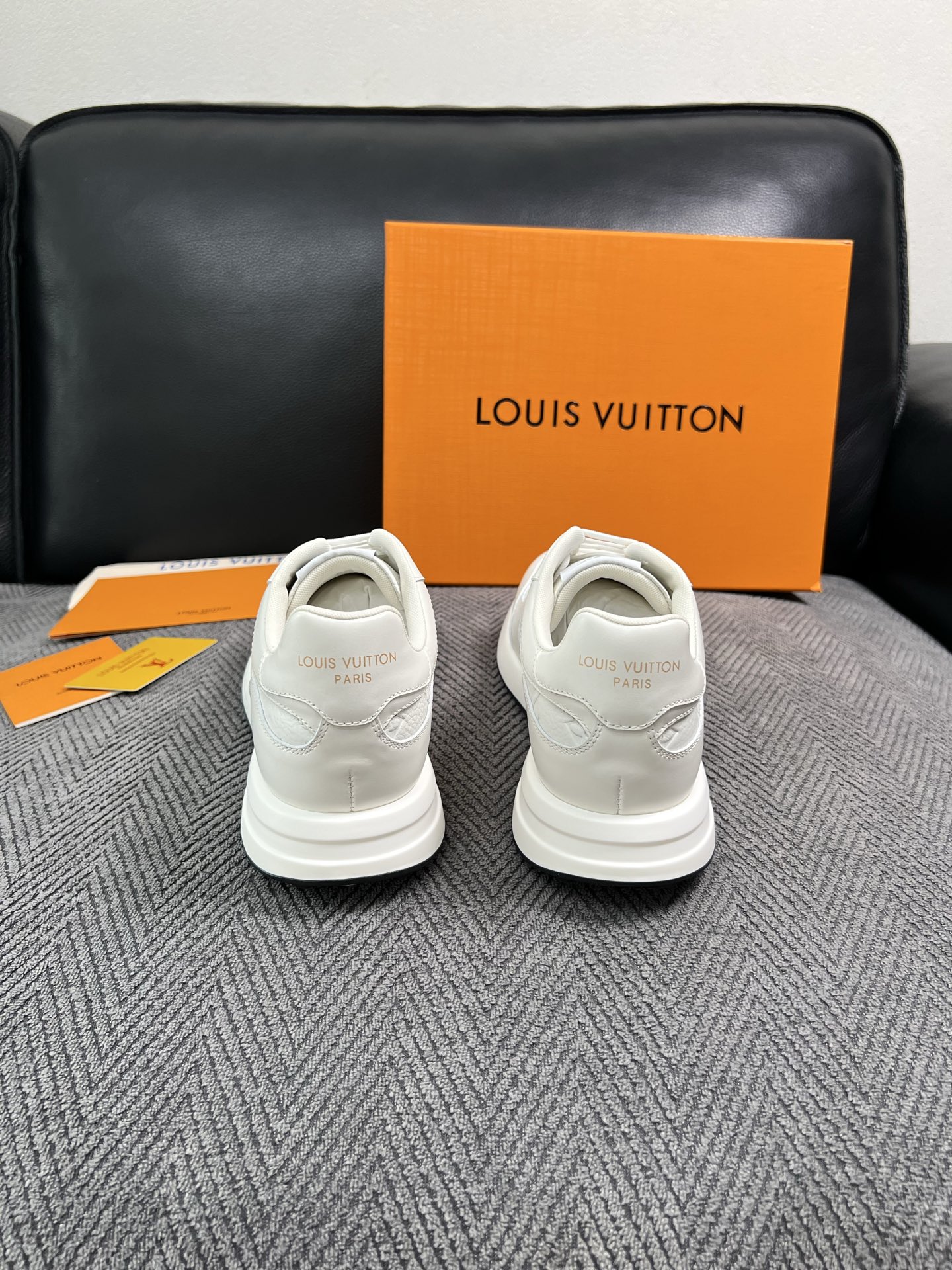 Lv  高品质  顶级工艺品  路易威登 运动板鞋专柜同步原厂配置，鞋面意大利进口，高品质拼接缤纷色彩复杂工艺品，进口牛