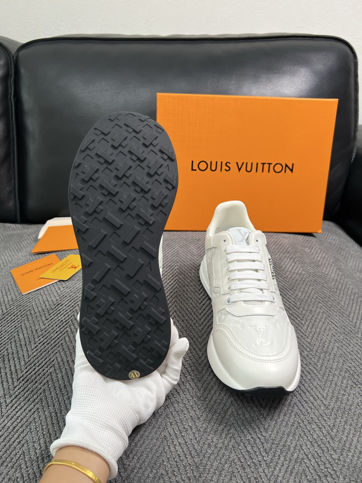 Lv  高品质  顶级工艺品  路易威登 运动板鞋专柜同步原厂配置，鞋面意大利进口，高品质拼接缤纷色彩复杂工艺品，进口牛