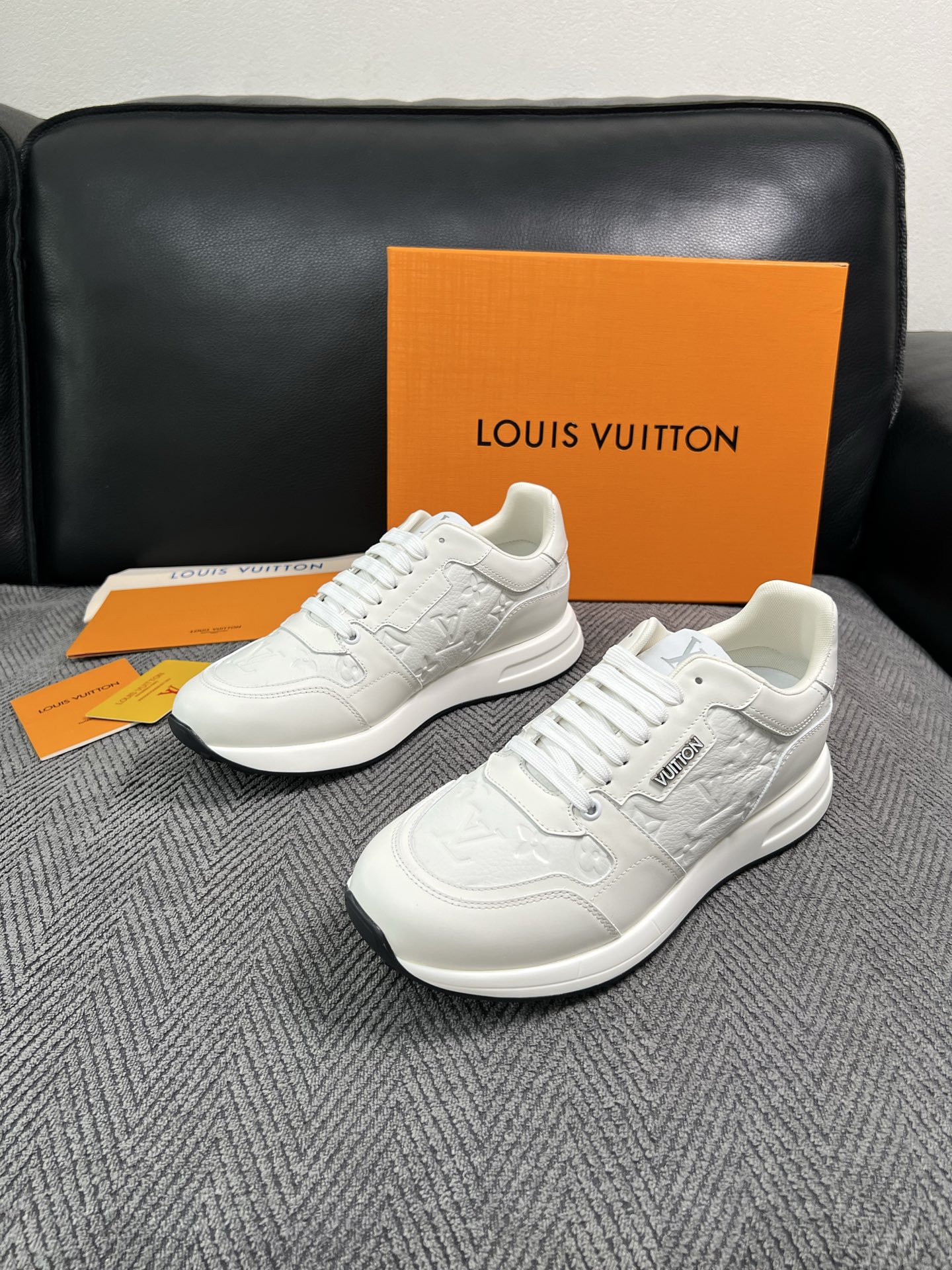 Lv  高品质  顶级工艺品  路易威登 运动板鞋专柜同步原厂配置，鞋面意大利进口，高品质拼接缤纷色彩复杂工艺品，进口牛