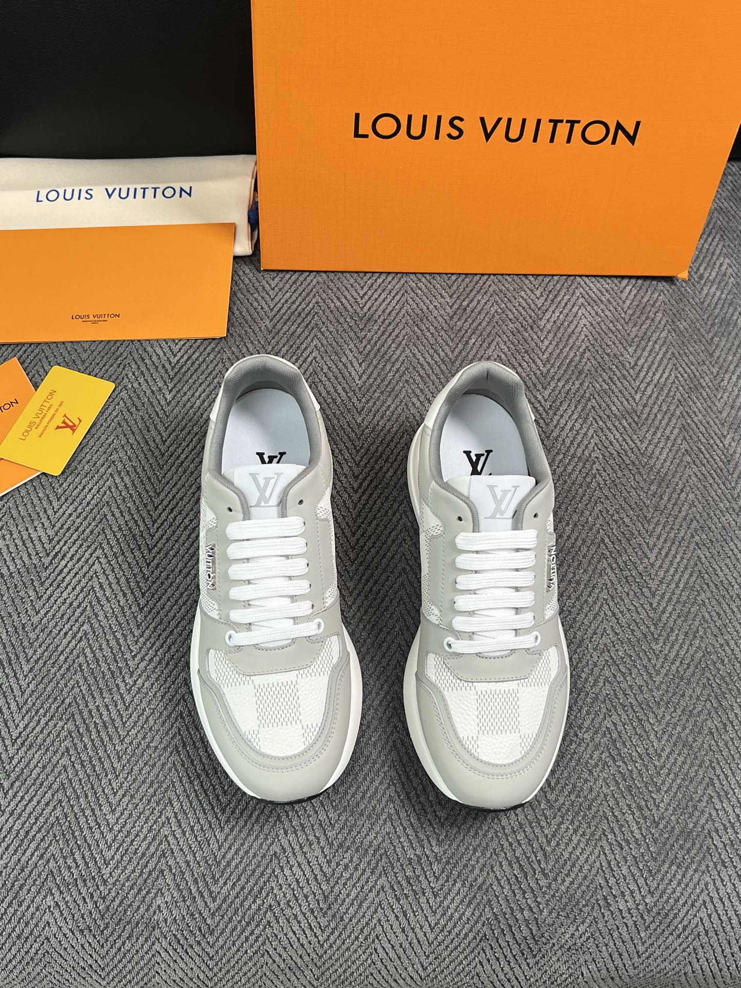 Lv  高品质  顶级工艺品  路易威登 运动板鞋专柜同步原厂配置，鞋面意大利进口，高品质拼接缤纷色彩复杂工艺品，进口牛