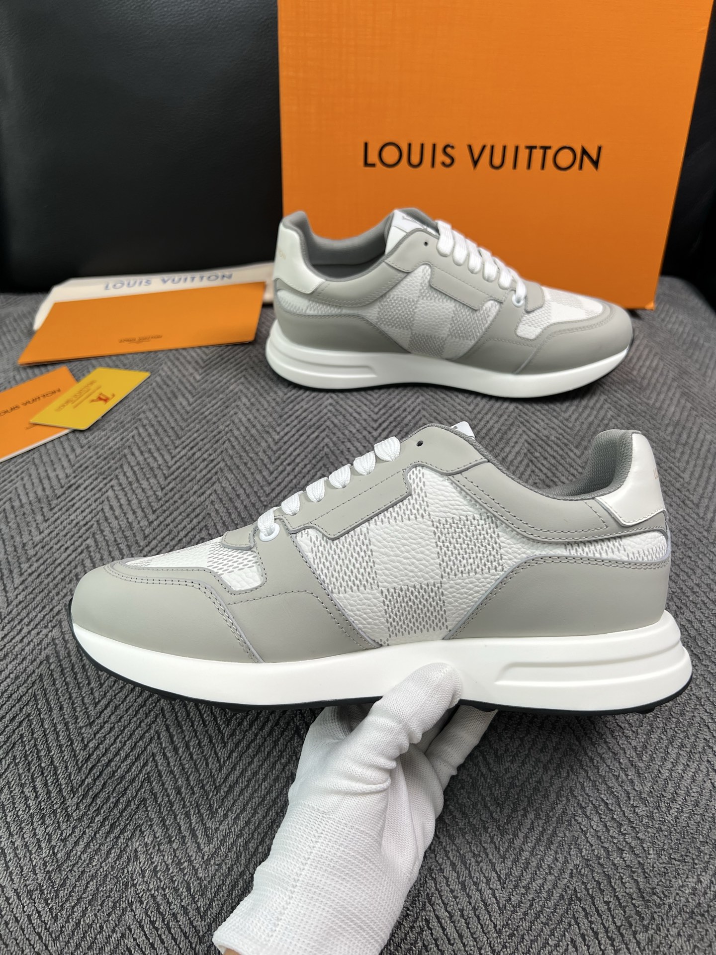 Lv  高品质  顶级工艺品  路易威登 运动板鞋专柜同步原厂配置，鞋面意大利进口，高品质拼接缤纷色彩复杂工艺品，进口牛