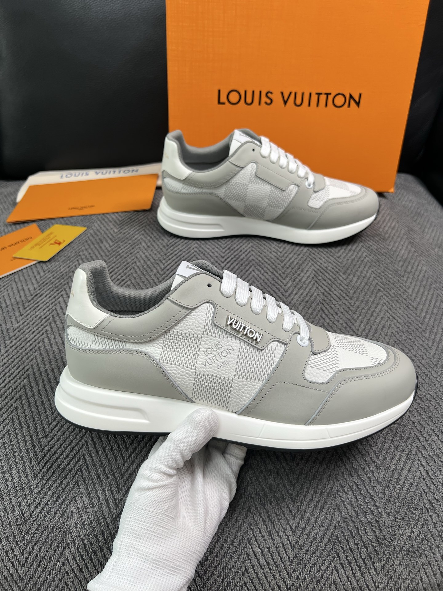 Lv  高品质  顶级工艺品  路易威登 运动板鞋专柜同步原厂配置，鞋面意大利进口，高品质拼接缤纷色彩复杂工艺品，进口牛