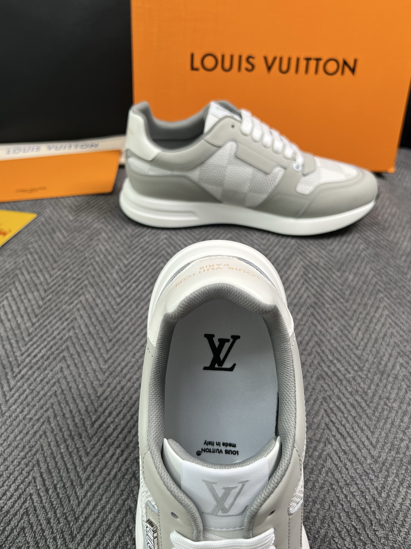 Lv  高品质  顶级工艺品  路易威登 运动板鞋专柜同步原厂配置，鞋面意大利进口，高品质拼接缤纷色彩复杂工艺品，进口牛