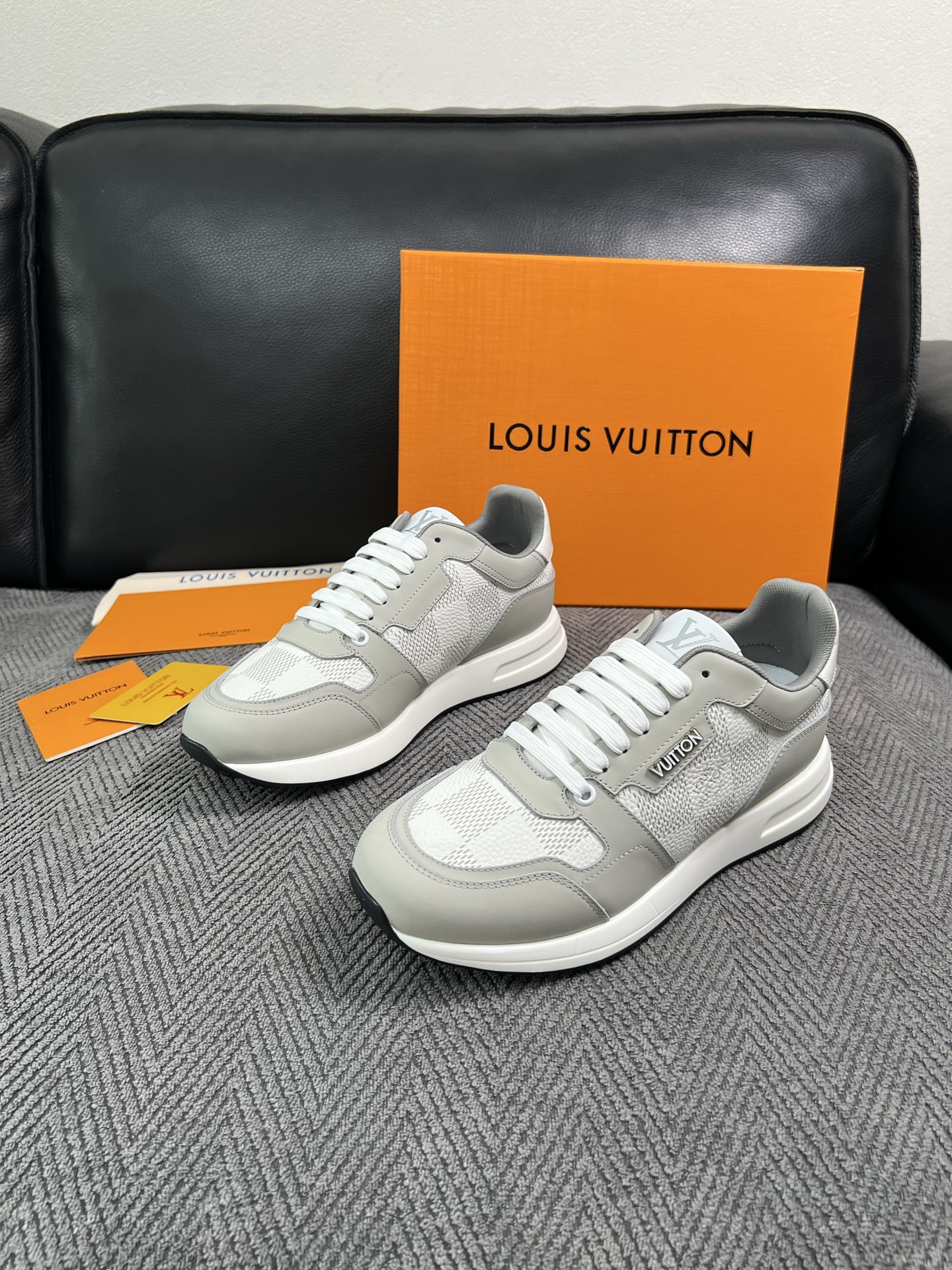 Lv  高品质  顶级工艺品  路易威登 运动板鞋专柜同步原厂配置，鞋面意大利进口，高品质拼接缤纷色彩复杂工艺品，进口牛