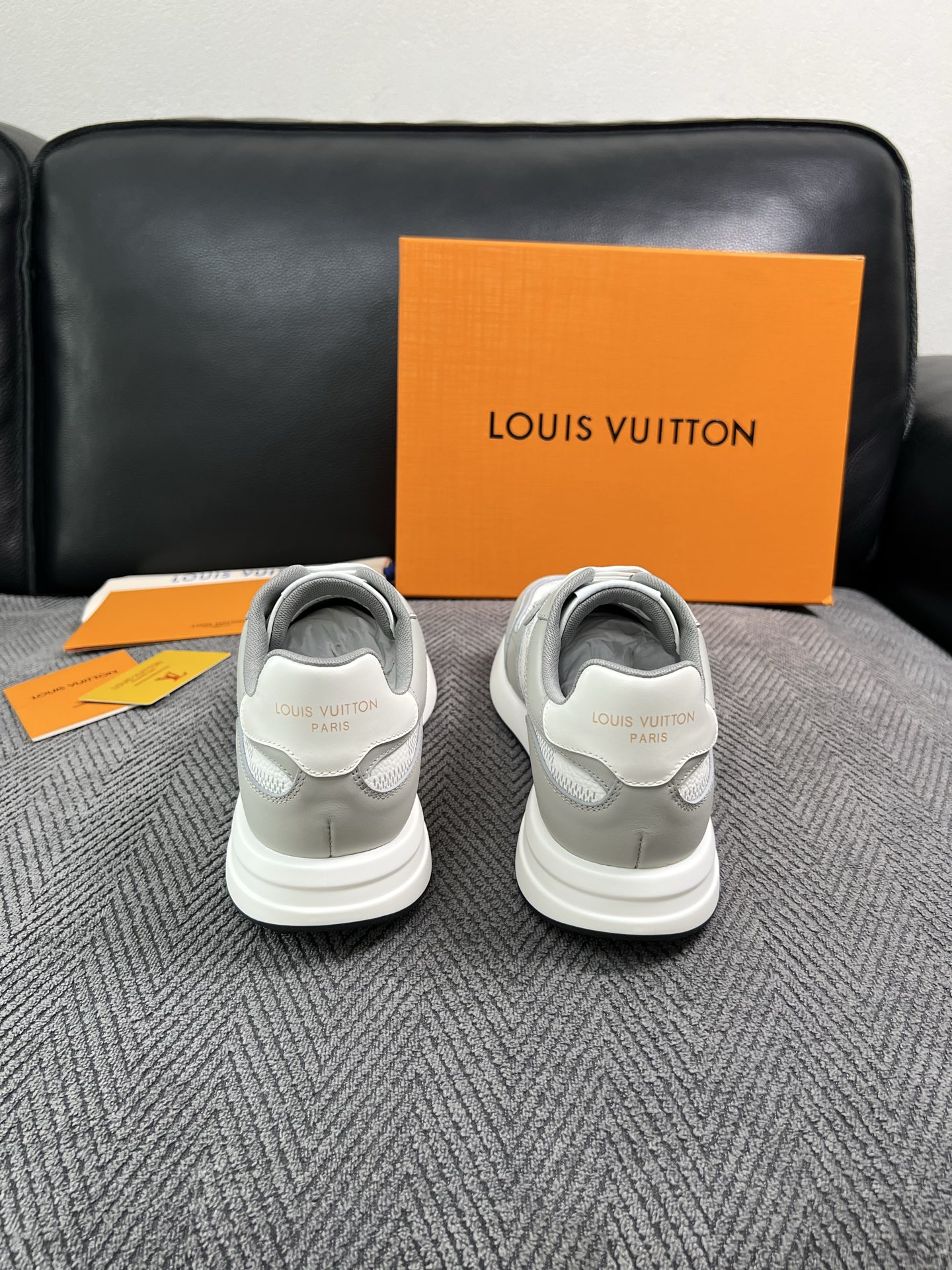 Lv  高品质  顶级工艺品  路易威登 运动板鞋专柜同步原厂配置，鞋面意大利进口，高品质拼接缤纷色彩复杂工艺品，进口牛