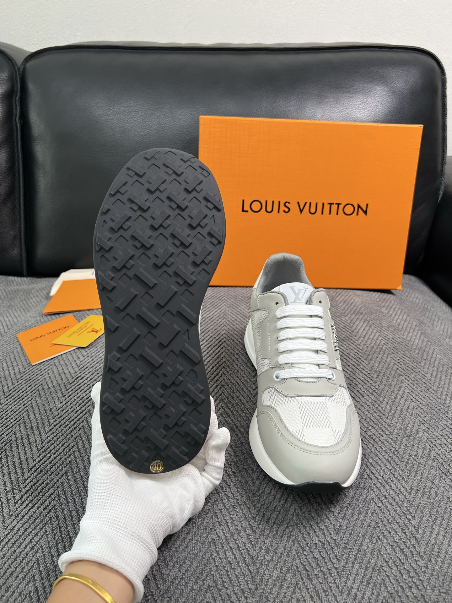 Lv  高品质  顶级工艺品  路易威登 运动板鞋专柜同步原厂配置，鞋面意大利进口，高品质拼接缤纷色彩复杂工艺品，进口牛