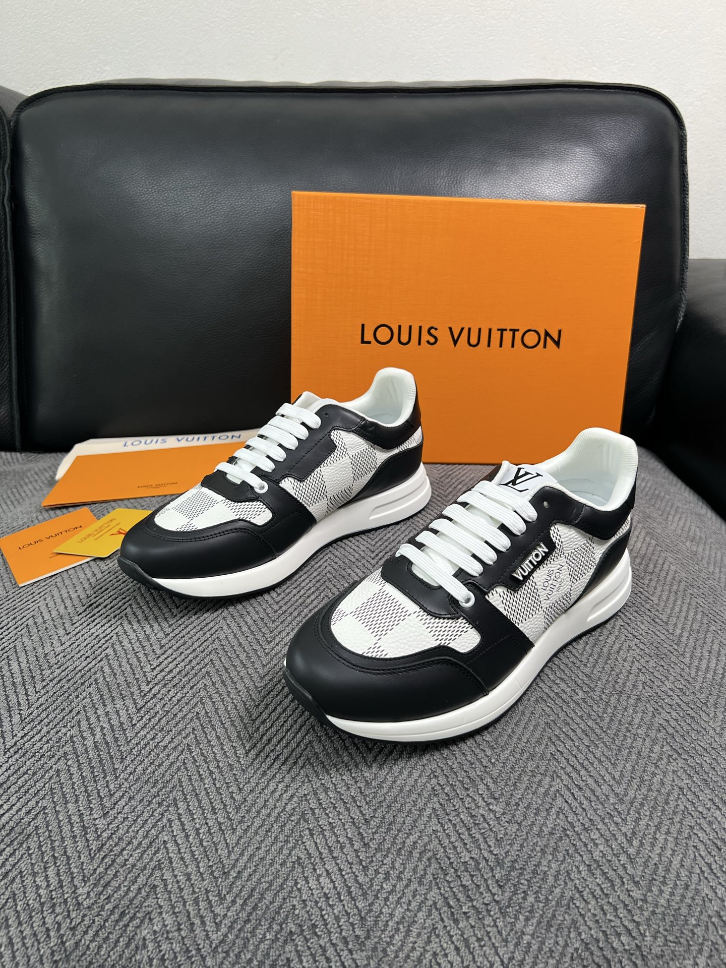 Lv  高品质  顶级工艺品  路易威登 运动板鞋专柜同步原厂配置，鞋面意大利进口，高品质拼接缤纷色彩复杂工艺品，进口牛