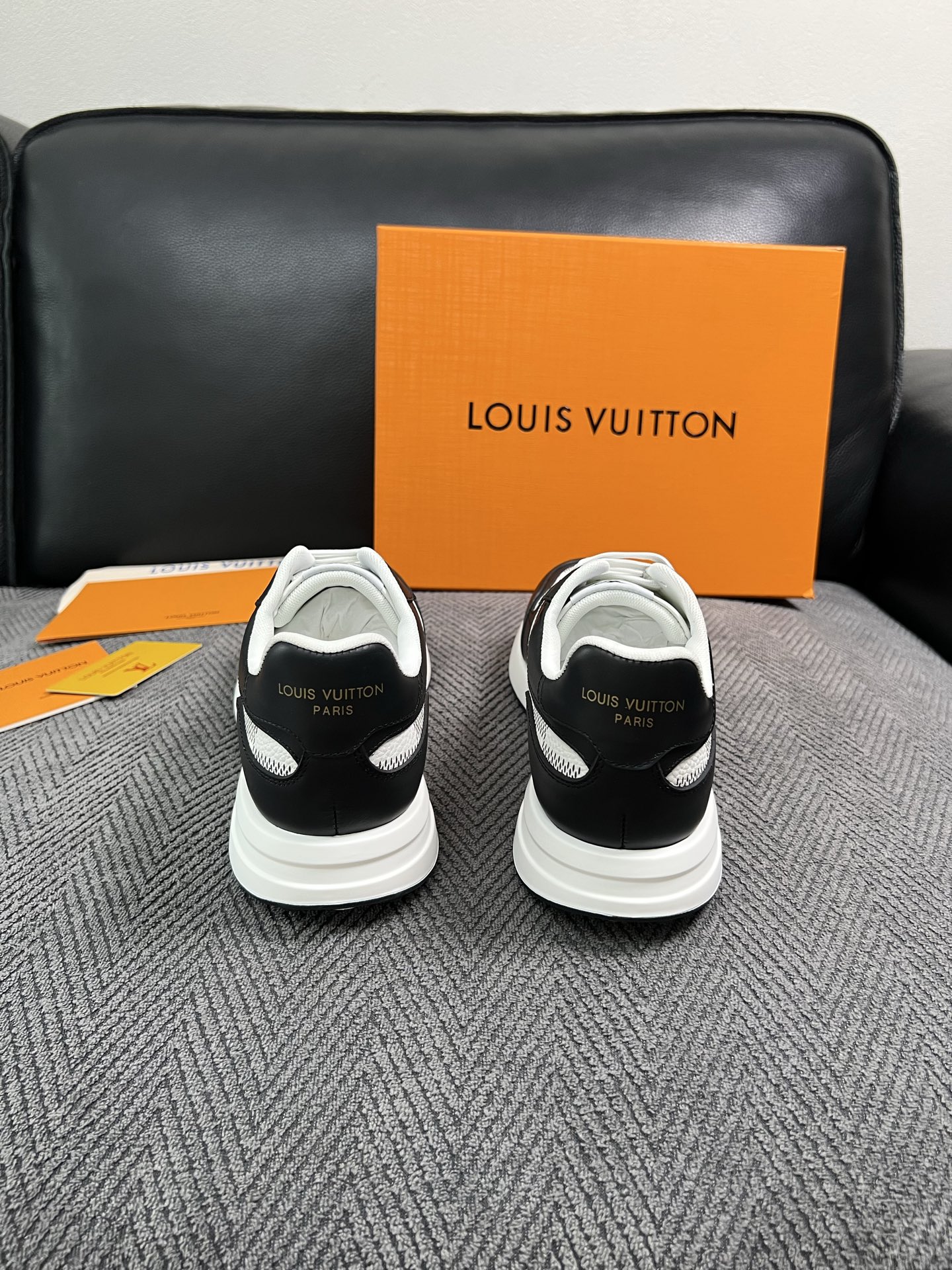 Lv  高品质  顶级工艺品  路易威登 运动板鞋专柜同步原厂配置，鞋面意大利进口，高品质拼接缤纷色彩复杂工艺品，进口牛