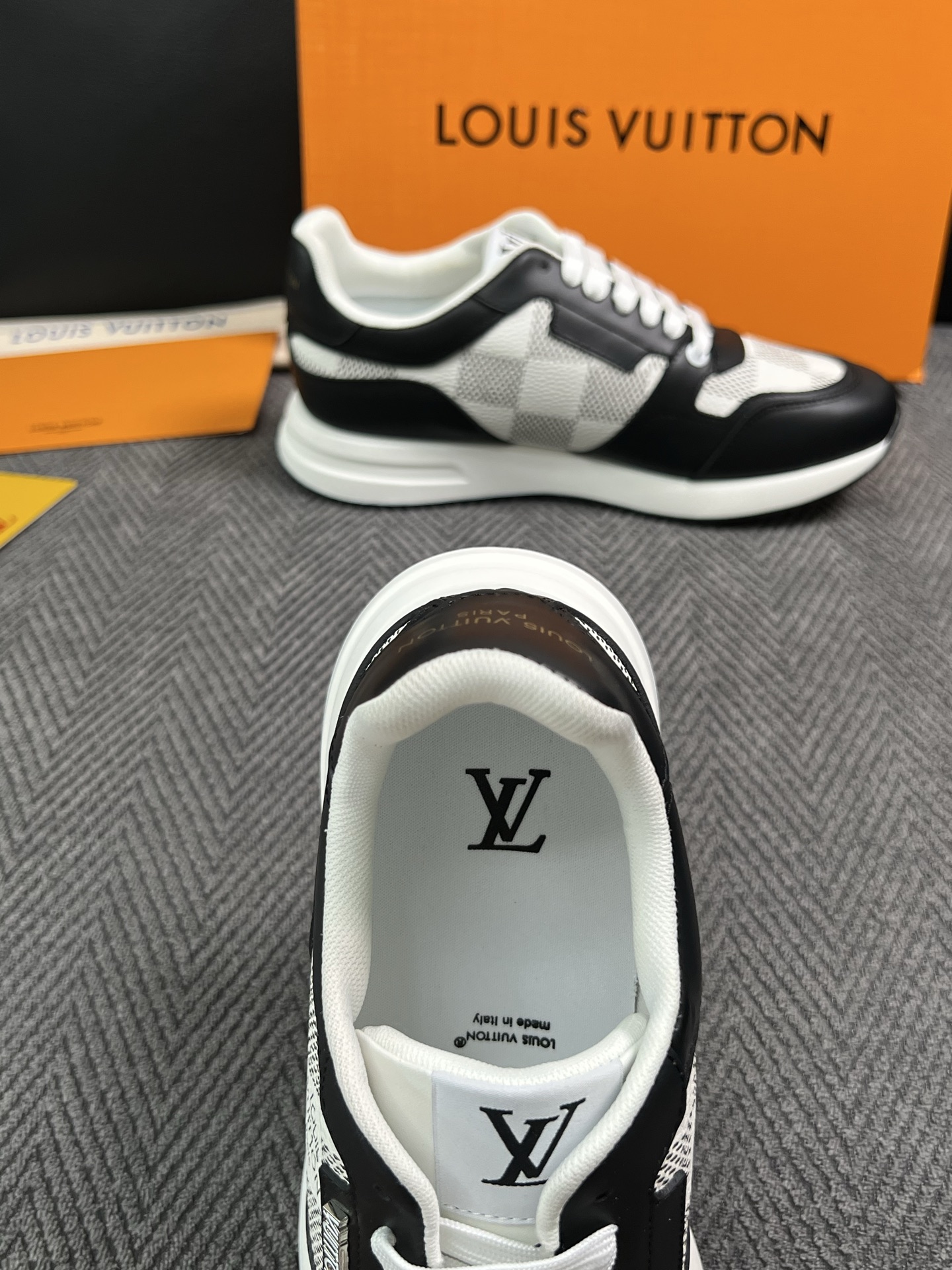 Lv  高品质  顶级工艺品  路易威登 运动板鞋专柜同步原厂配置，鞋面意大利进口，高品质拼接缤纷色彩复杂工艺品，进口牛